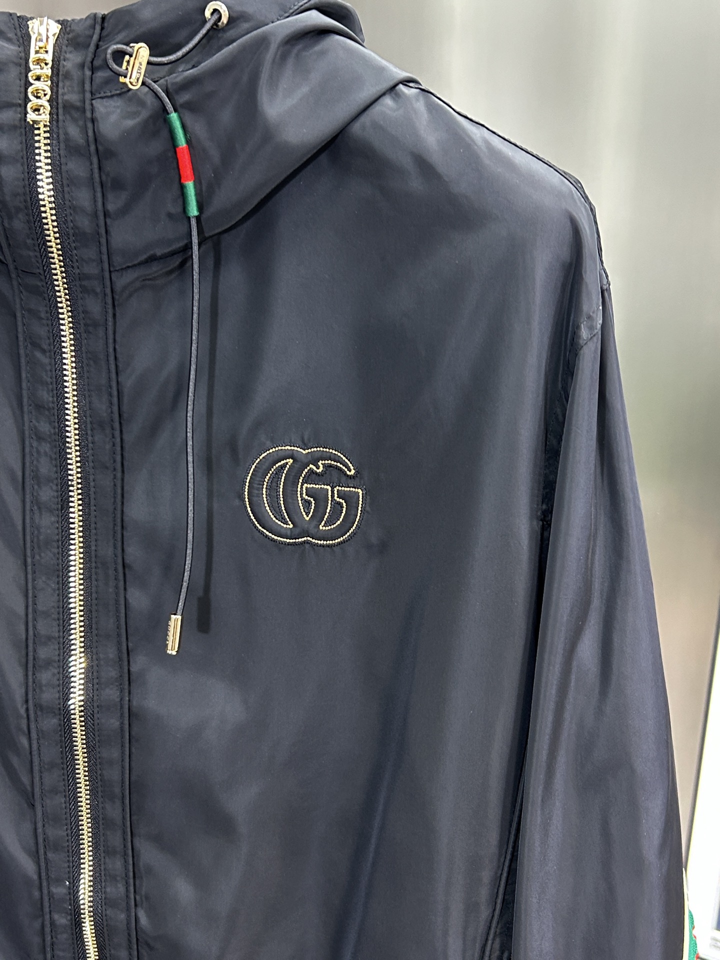 Gucci 復刻運動外套 男士黑色連帽夾克紅綠織帶設計| 11 Gucci 復刻運動外套 男士黑色連帽夾克紅綠織帶設計