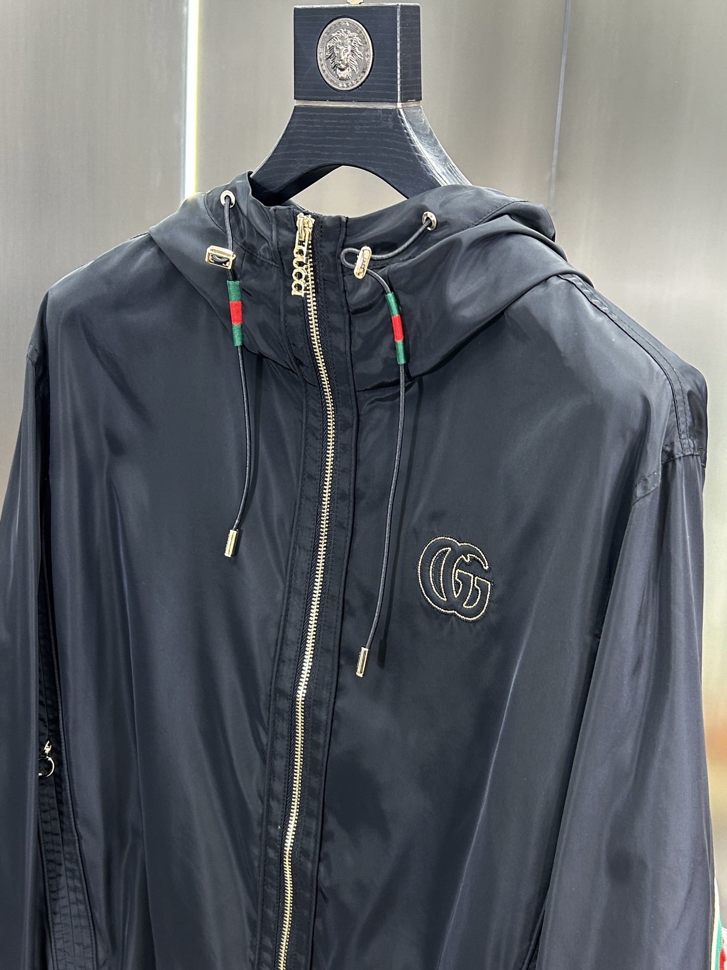 Gucci 復刻運動外套 男士黑色連帽夾克紅綠織帶設計| 9 Gucci 復刻運動外套 男士黑色連帽夾克紅綠織帶設計