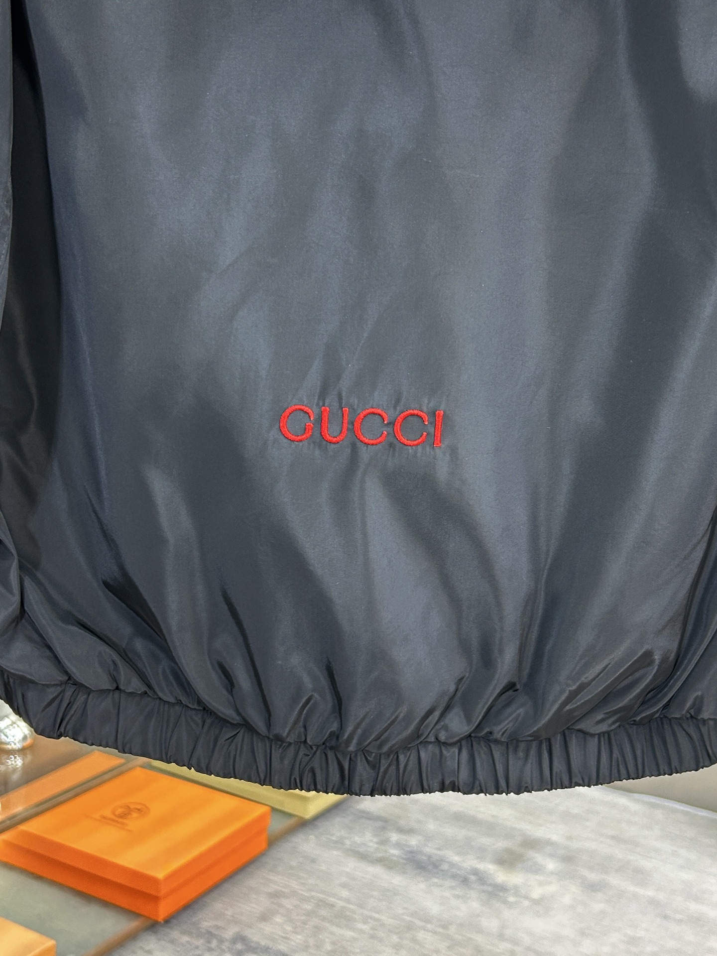 Gucci 復刻運動外套 男士黑色連帽夾克紅綠織帶設計| 8 Gucci 復刻運動外套 男士黑色連帽夾克紅綠織帶設計