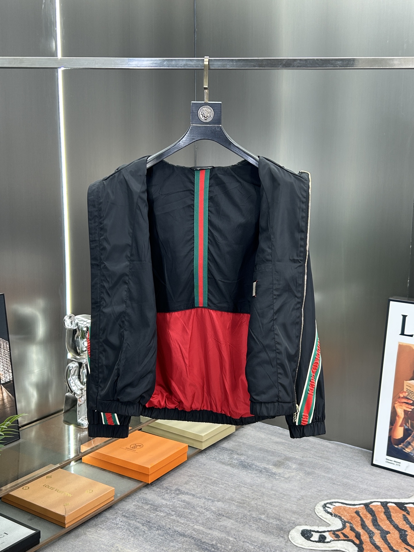 Gucci 復刻運動外套 男士黑色連帽夾克紅綠織帶設計| 7 Gucci 復刻運動外套 男士黑色連帽夾克紅綠織帶設計