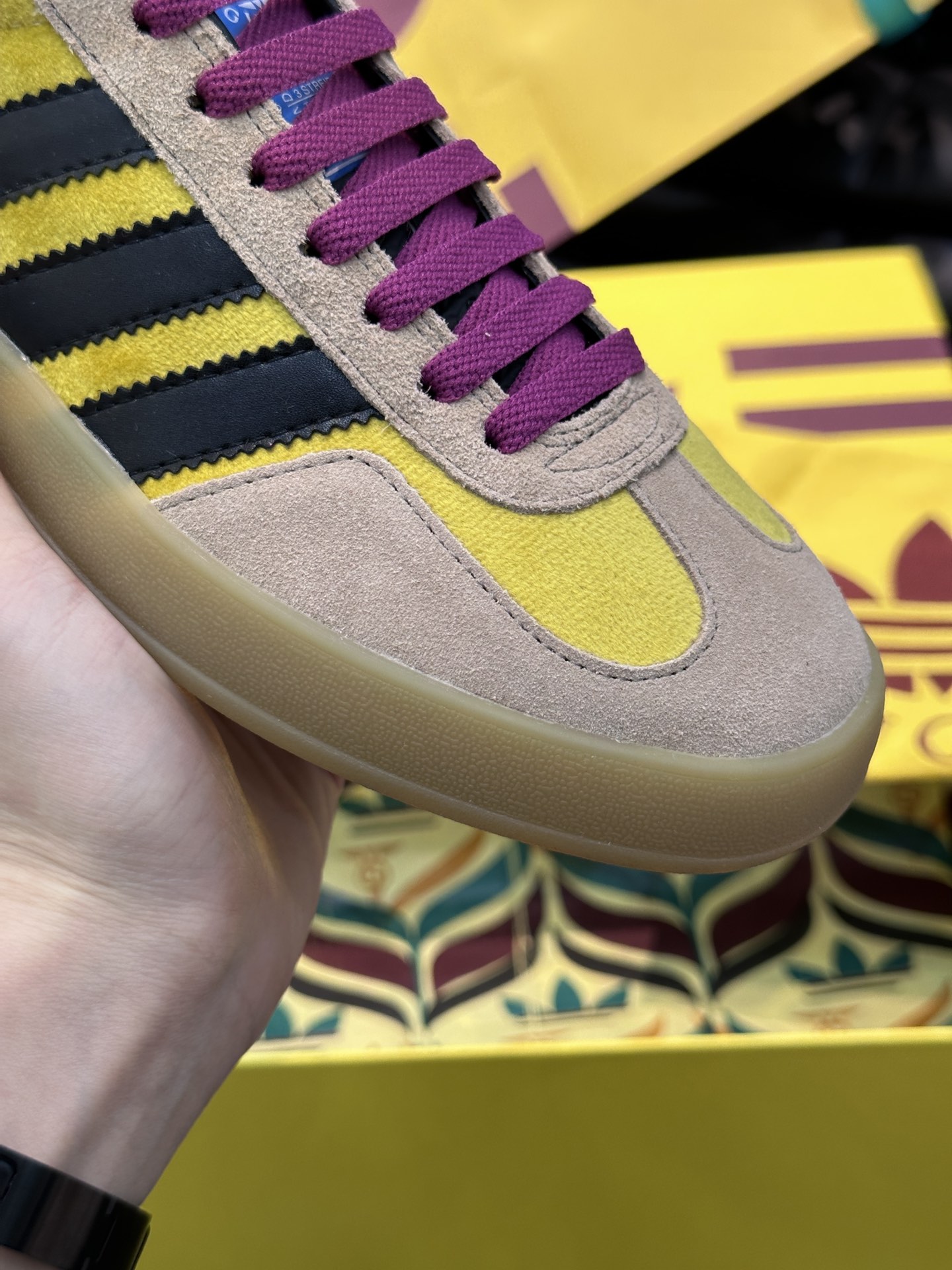 GUCCI高仿×adidas Gazelle聯名休閒鞋 黃色麂皮黑三條紋紫色鞋帶板鞋| 9 GUCCI高仿×adidas Gazelle聯名休閒鞋 黃色麂皮黑三條紋紫色鞋帶板鞋