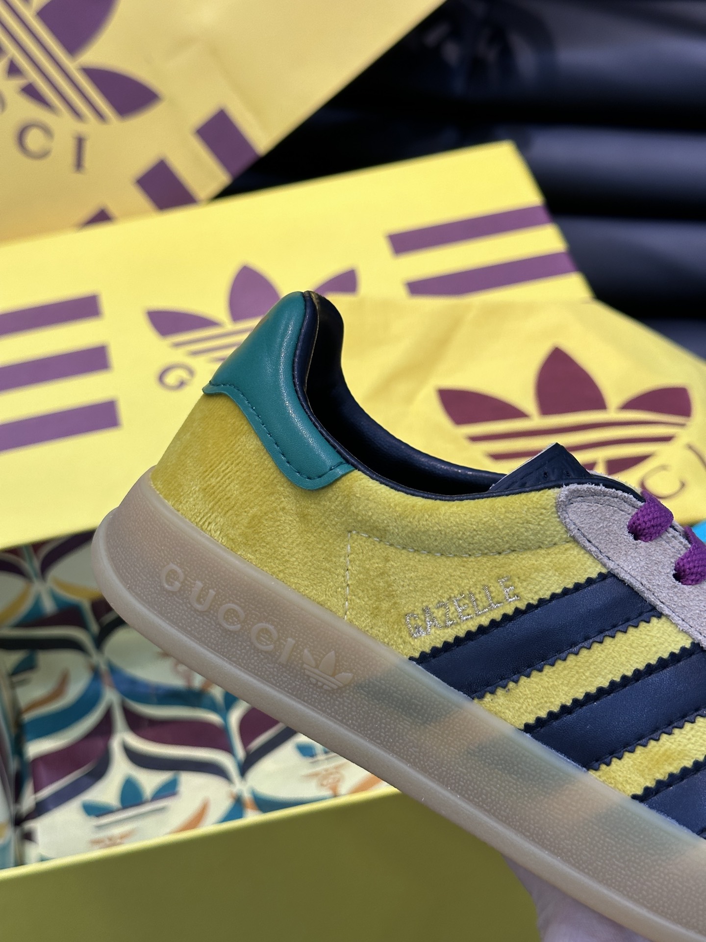 GUCCI高仿×adidas Gazelle聯名休閒鞋 黃色麂皮黑三條紋紫色鞋帶板鞋| 8 GUCCI高仿×adidas Gazelle聯名休閒鞋 黃色麂皮黑三條紋紫色鞋帶板鞋