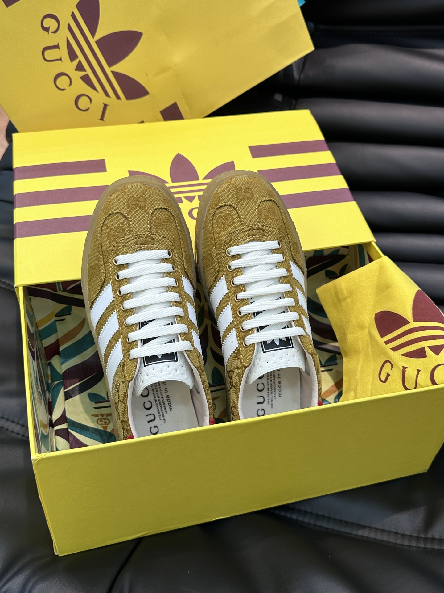 GUCCI高仿×adidas Gazelle聯名休閒鞋 金黃色GG老花白三條紋復古板鞋| 12 GUCCI高仿×adidas Gazelle聯名休閒鞋 金黃色GG老花白三條紋復古板鞋