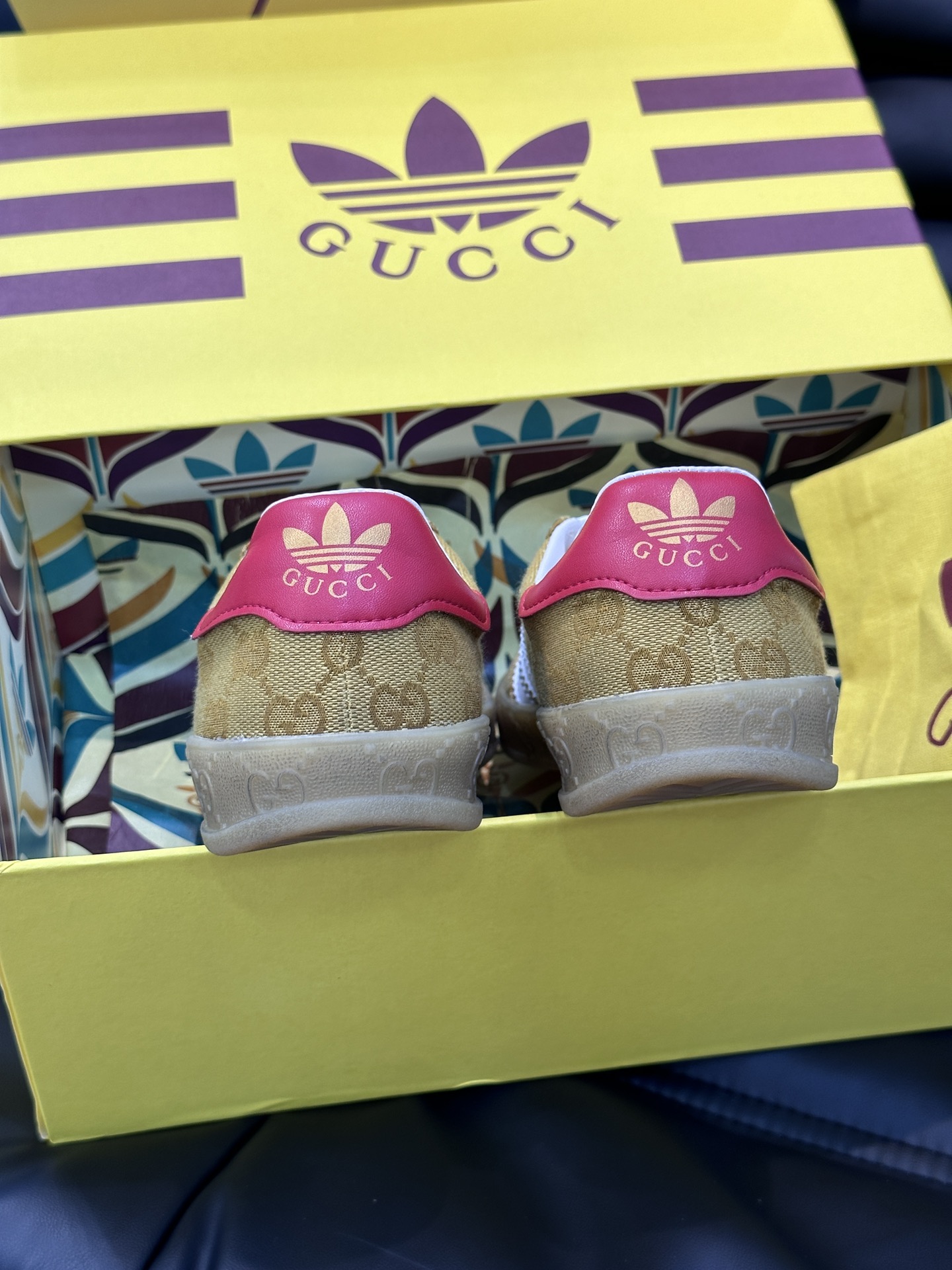 GUCCI高仿×adidas Gazelle聯名休閒鞋 金黃色GG老花白三條紋復古板鞋| 11 GUCCI高仿×adidas Gazelle聯名休閒鞋 金黃色GG老花白三條紋復古板鞋