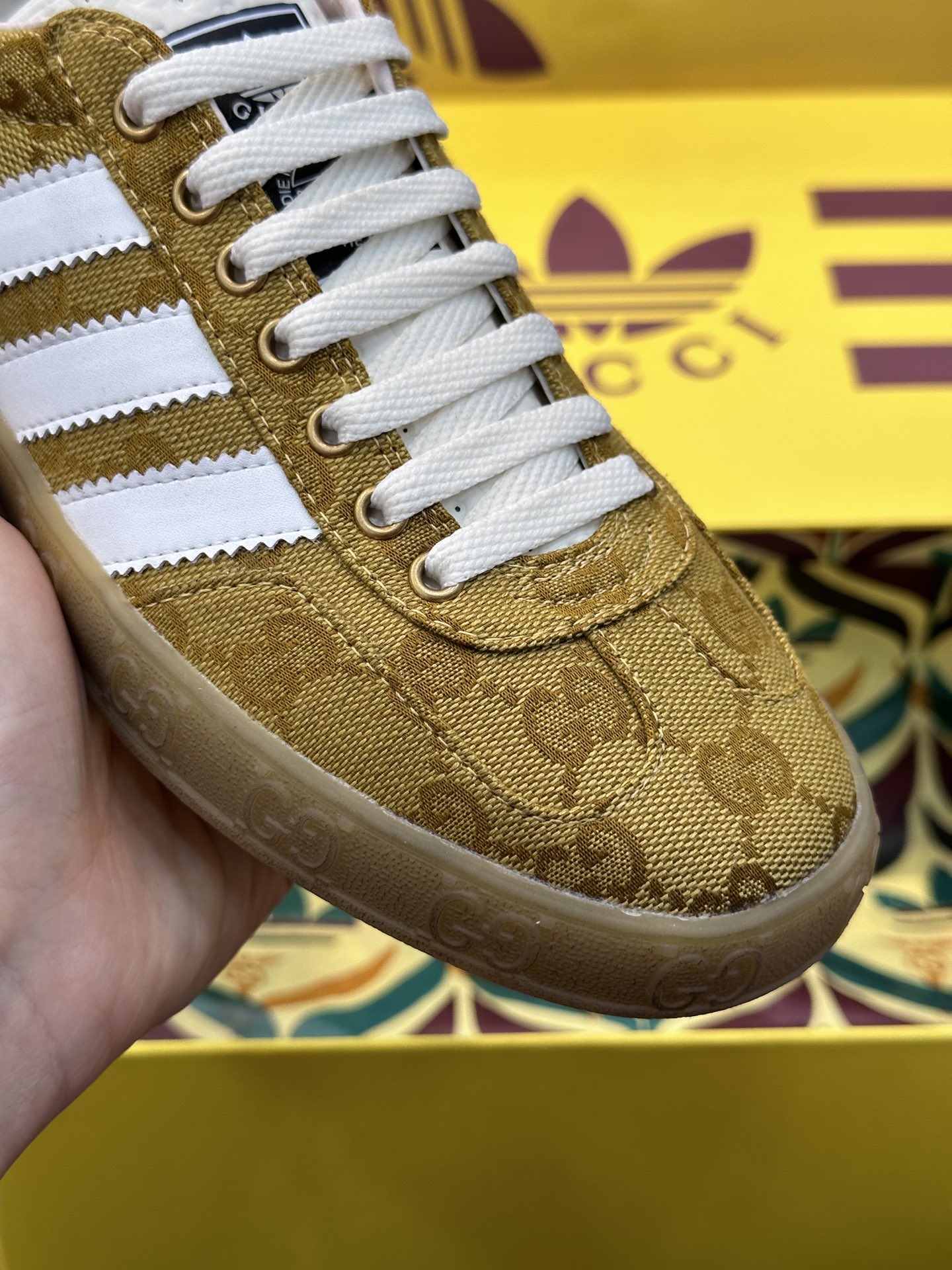GUCCI高仿×adidas Gazelle聯名休閒鞋 金黃色GG老花白三條紋復古板鞋| 10 GUCCI高仿×adidas Gazelle聯名休閒鞋 金黃色GG老花白三條紋復古板鞋