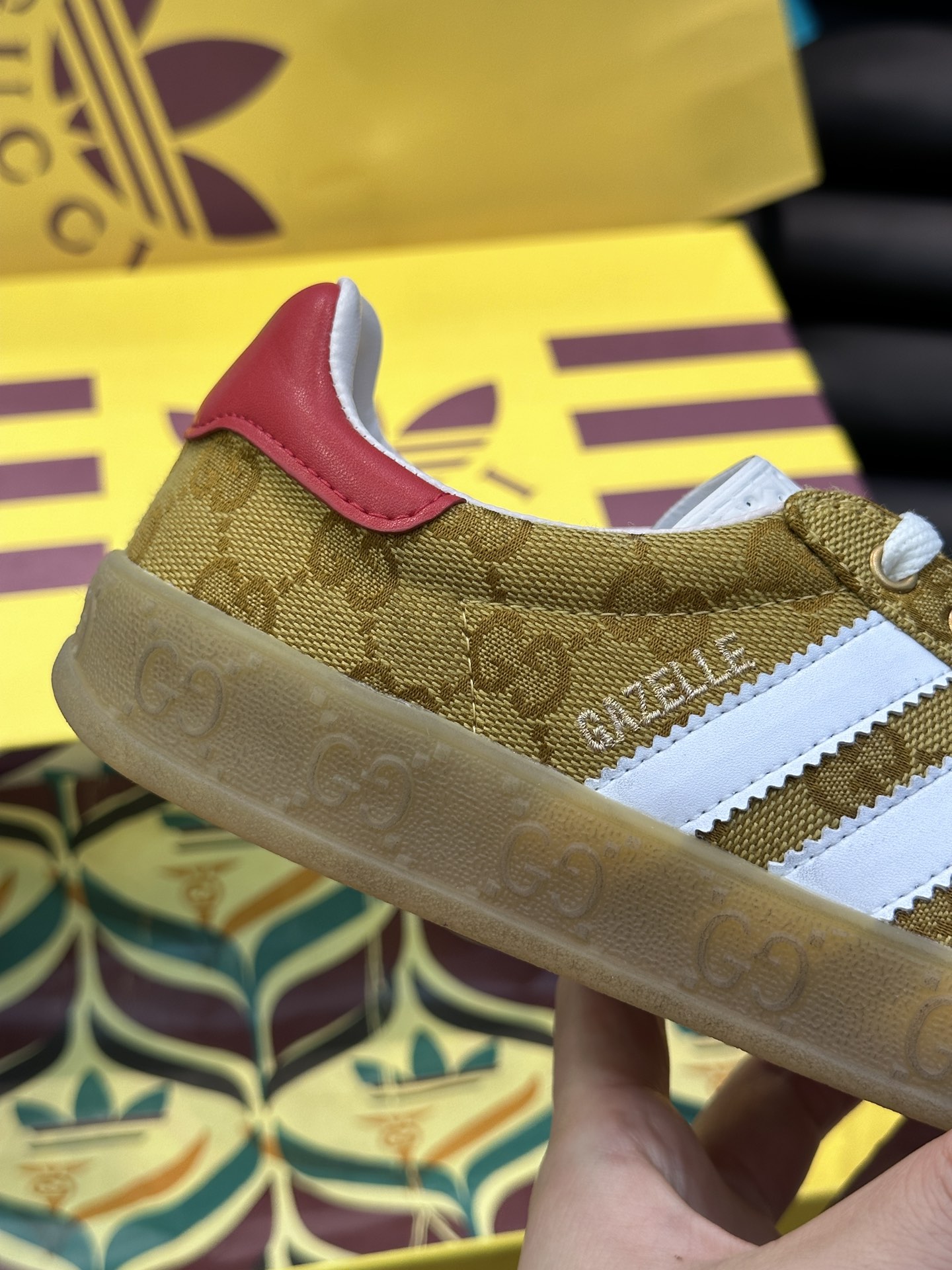 GUCCI高仿×adidas Gazelle聯名休閒鞋 金黃色GG老花白三條紋復古板鞋| 9 GUCCI高仿×adidas Gazelle聯名休閒鞋 金黃色GG老花白三條紋復古板鞋