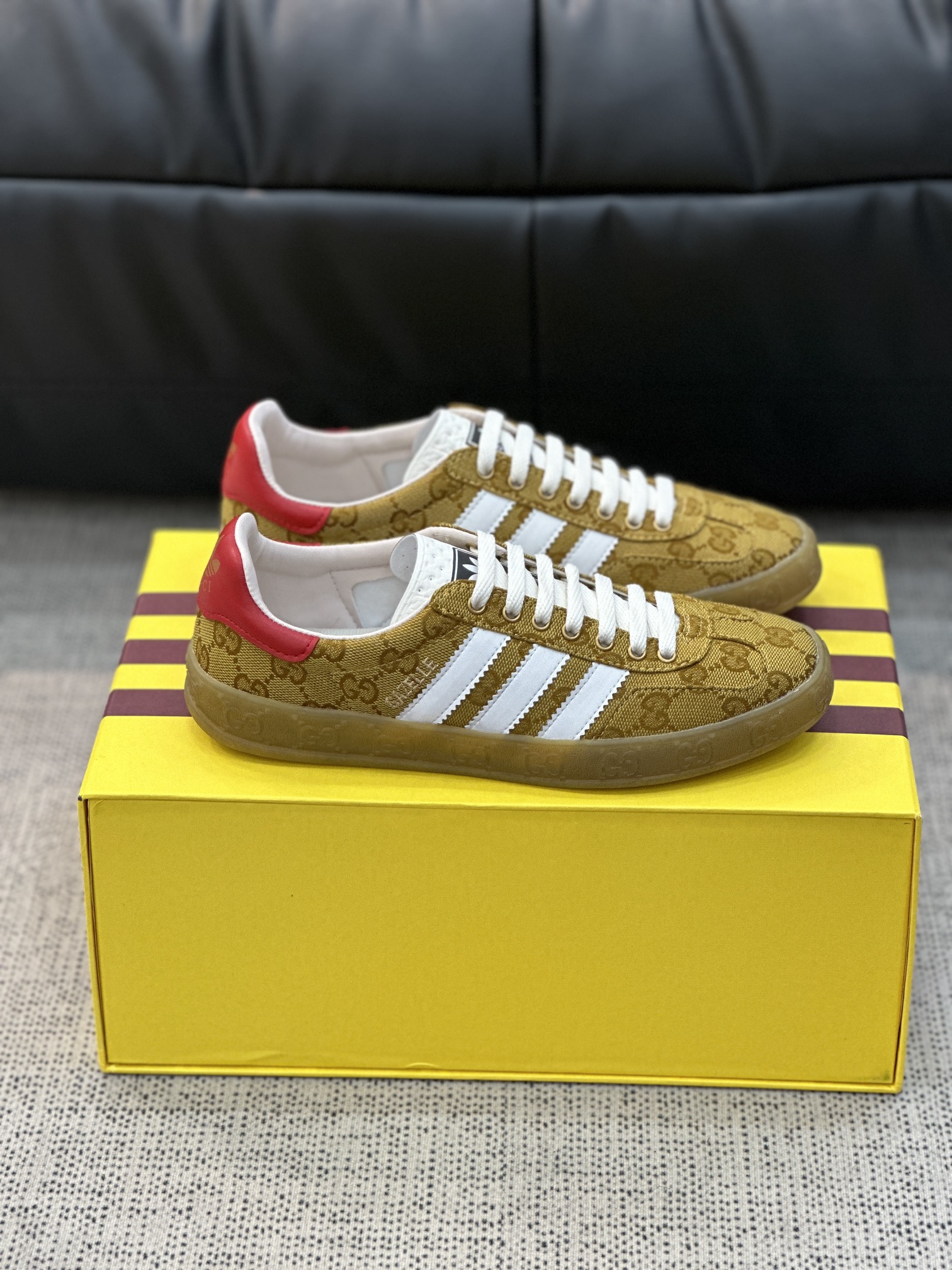 GUCCI高仿×adidas Gazelle聯名休閒鞋 金黃色GG老花白三條紋復古板鞋| 7 GUCCI高仿×adidas Gazelle聯名休閒鞋 金黃色GG老花白三條紋復古板鞋