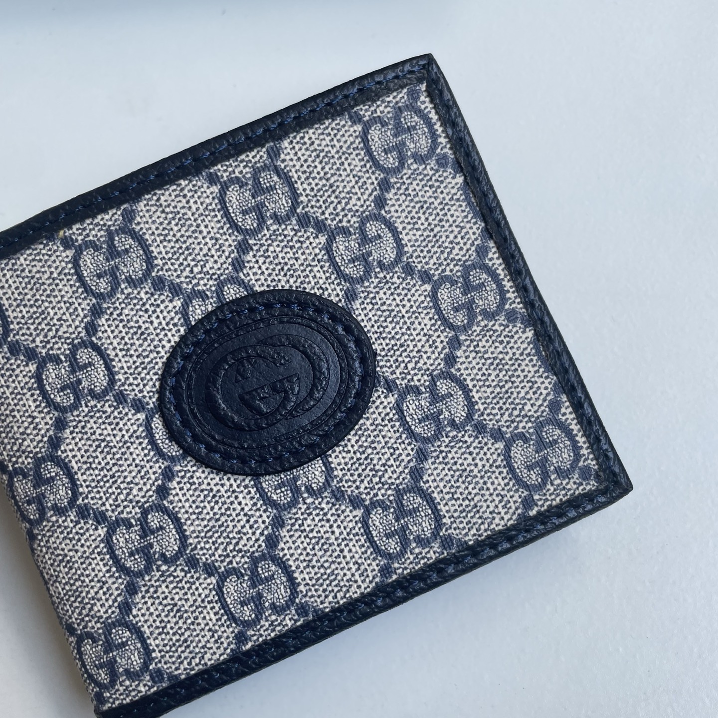 Gucci A貨 GG Supreme Interlocking G徽章男士短夾 黑灰色