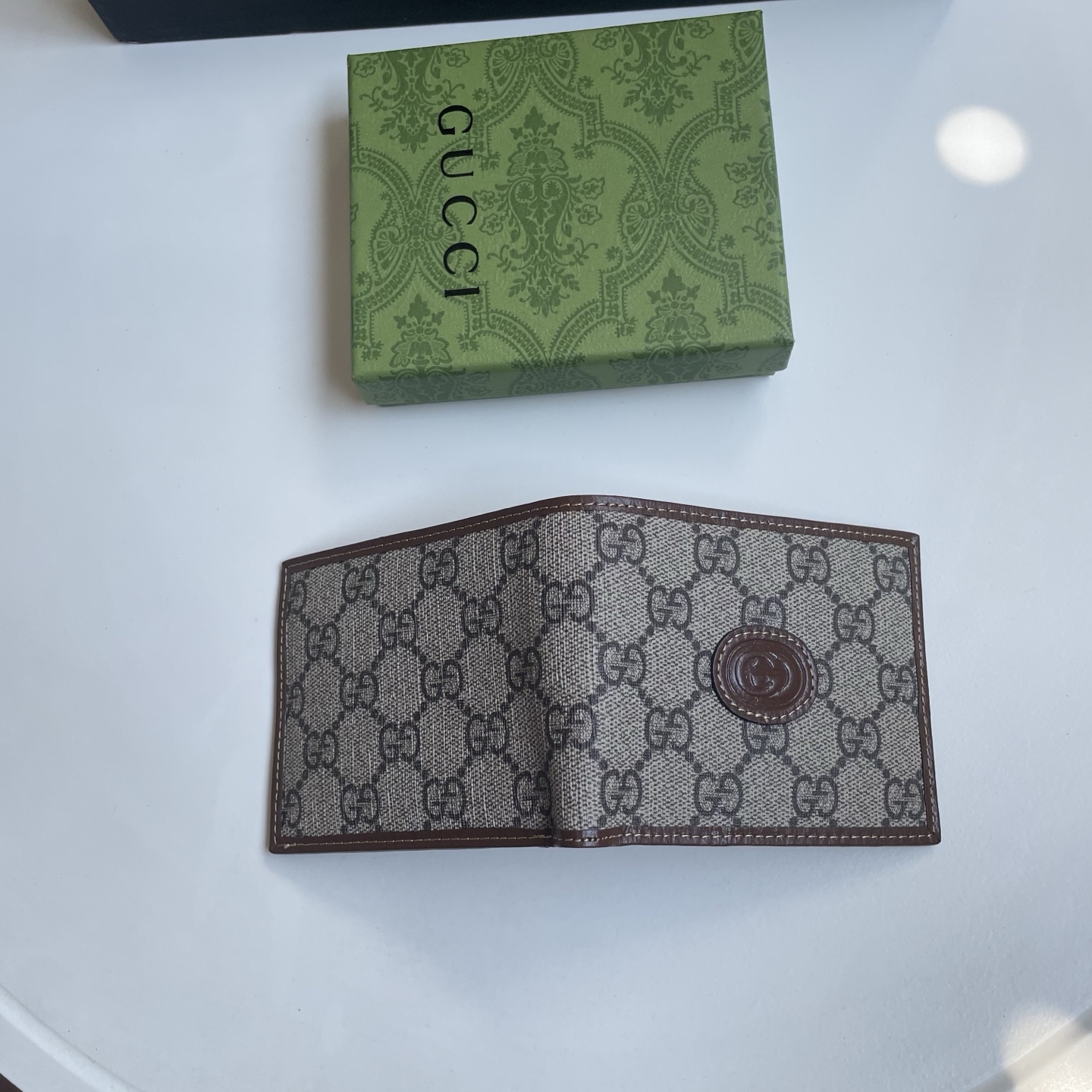 Gucci 高仿 GG Supreme Interlocking G徽章男士短夾 棕色| 13 Gucci 高仿 GG Supreme Interlocking G徽章男士短夾 棕色