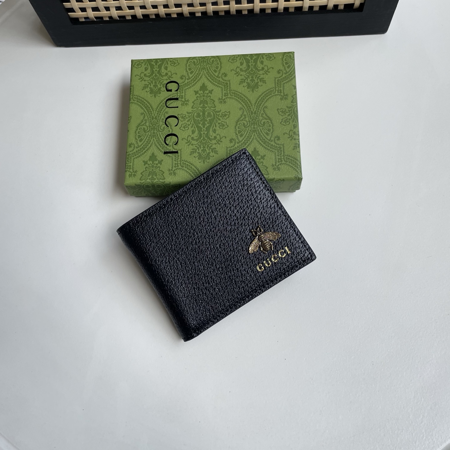 Gucci 高仿 蜜蜂金屬標誌荔枝紋皮革男士短夾 黑色