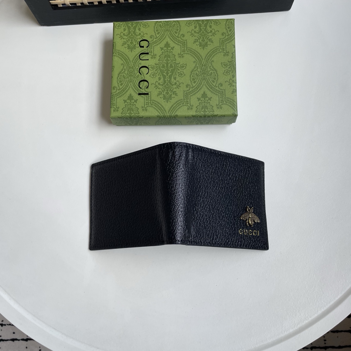 Gucci 高仿 蜜蜂金屬標誌荔枝紋皮革男士短夾 黑色