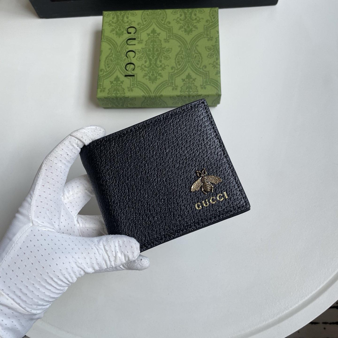 Gucci 高仿 蜜蜂金屬標誌荔枝紋皮革男士短夾 黑色