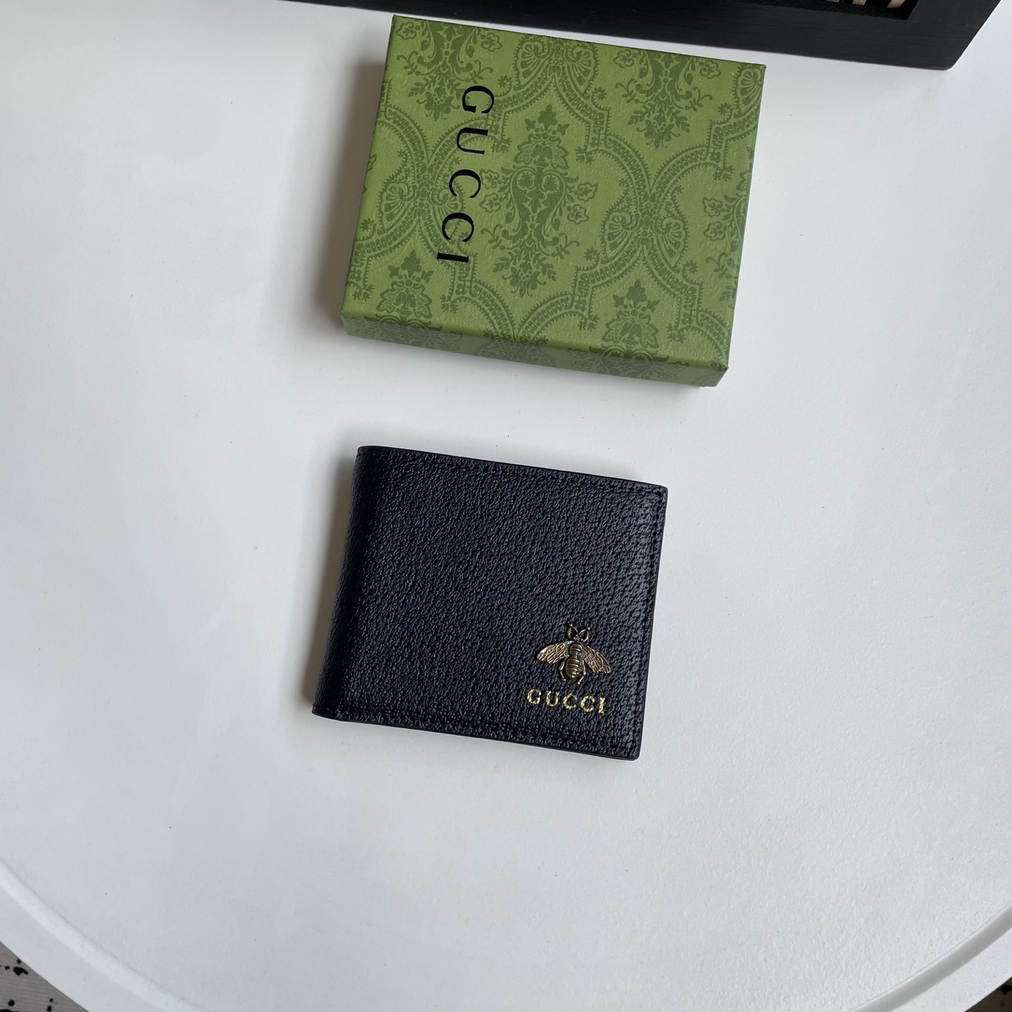 Gucci 高仿 蜜蜂金屬標誌荔枝紋皮革男士短夾 黑色