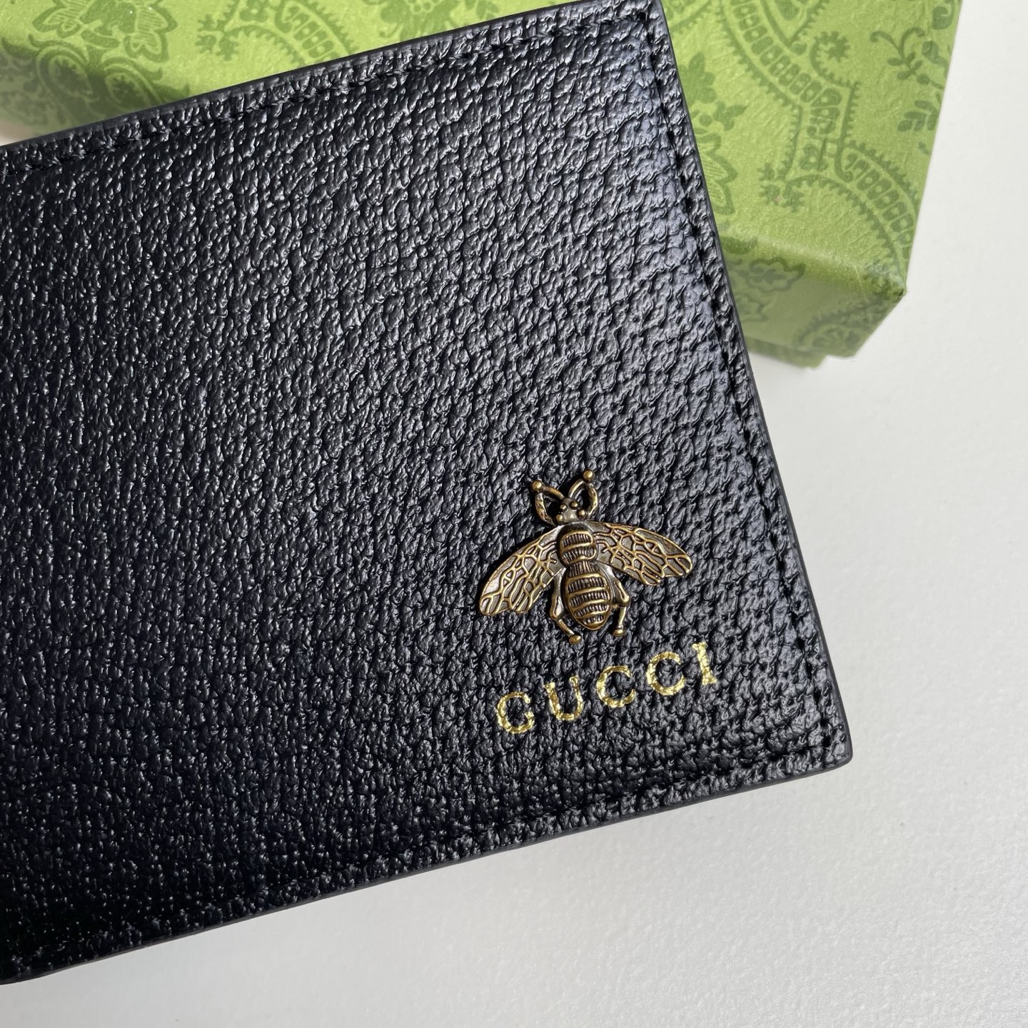 Gucci 高仿 蜜蜂金屬標誌荔枝紋皮革男士短夾 黑色