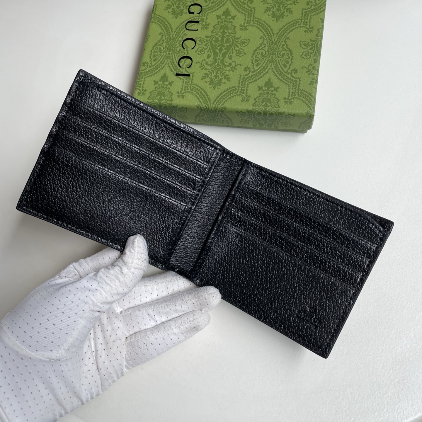 Gucci 高仿 蜜蜂金屬標誌荔枝紋皮革男士短夾 黑色