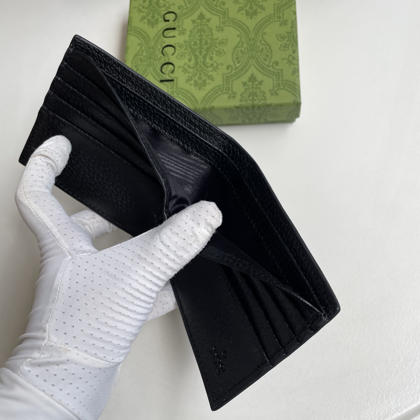 Gucci 高仿 蜜蜂金屬標誌荔枝紋皮革男士短夾 黑色