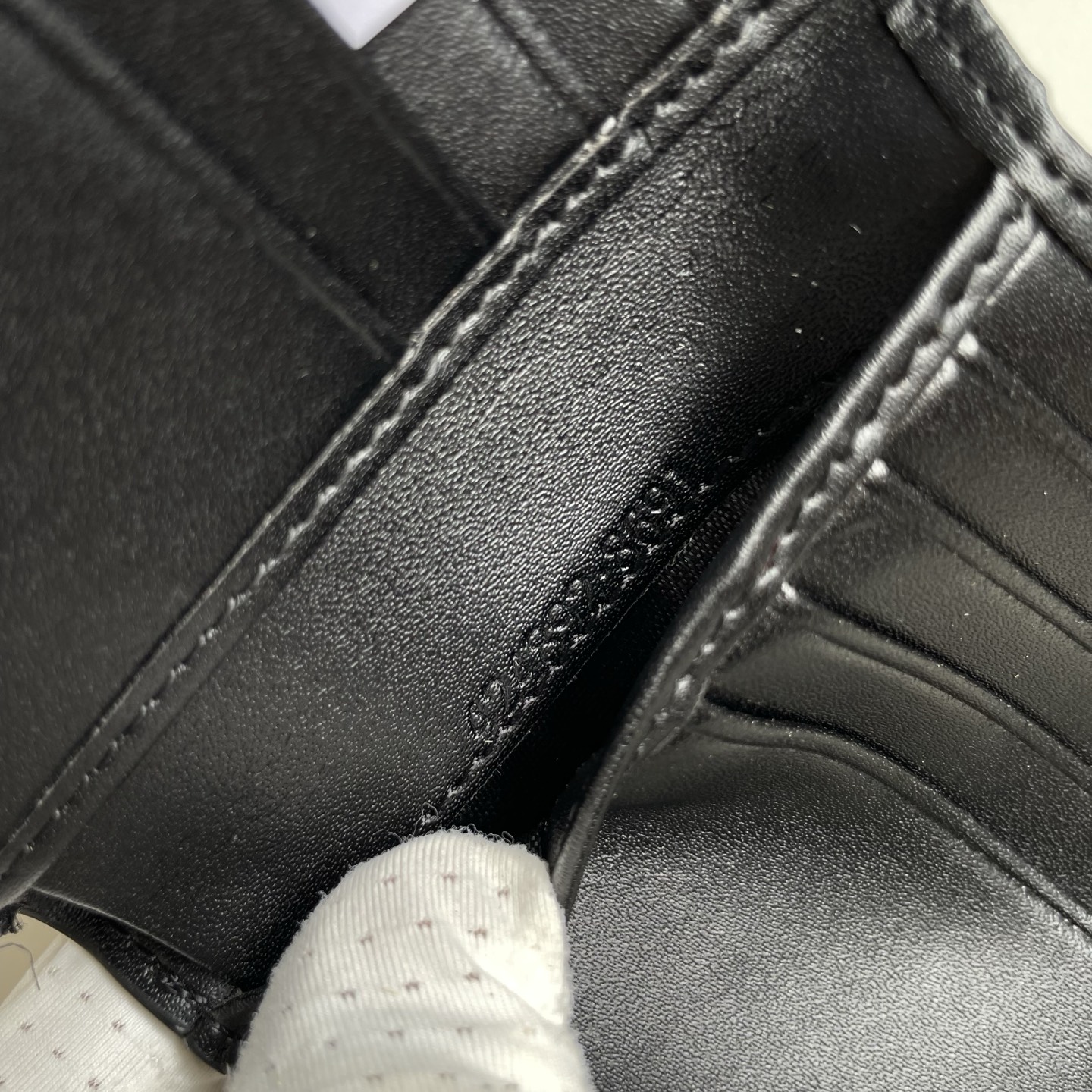 Gucci 原單 Micro GG壓紋皮革男士短夾 全黑色| 7 Gucci 原單 Micro GG壓紋皮革男士短夾 全黑色