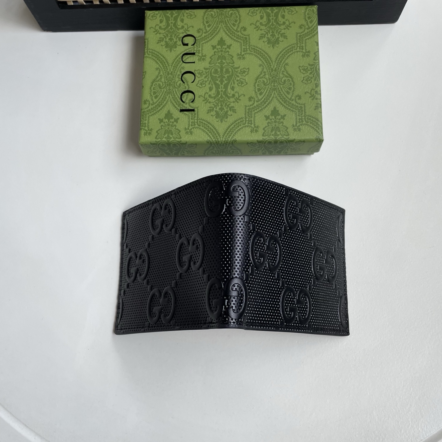 Gucci 原單古馳男士短夾 黑色大號 GG 壓紋皮革對折錢包| 13 Gucci 原單古馳男士短夾 黑色大號 GG 壓紋皮革對折錢包