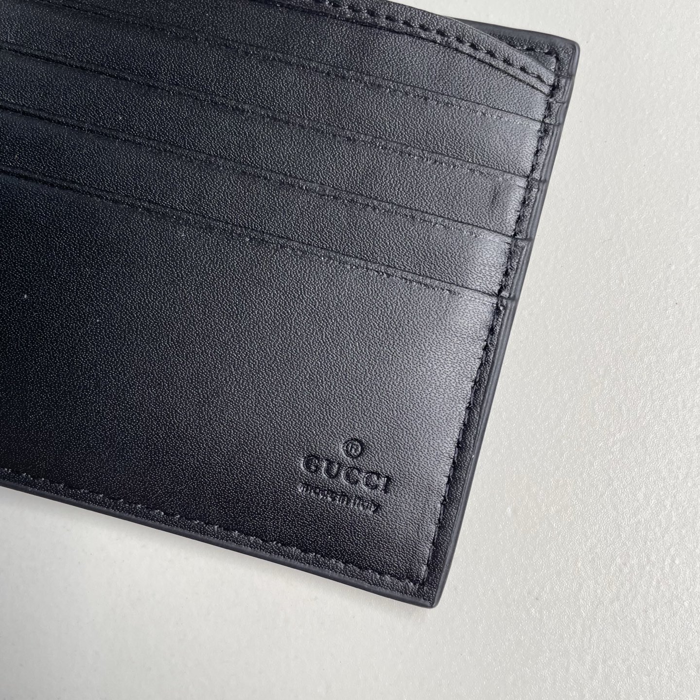 Gucci 原單古馳男士短夾 黑色大號 GG 壓紋皮革對折錢包| 9 Gucci 原單古馳男士短夾 黑色大號 GG 壓紋皮革對折錢包