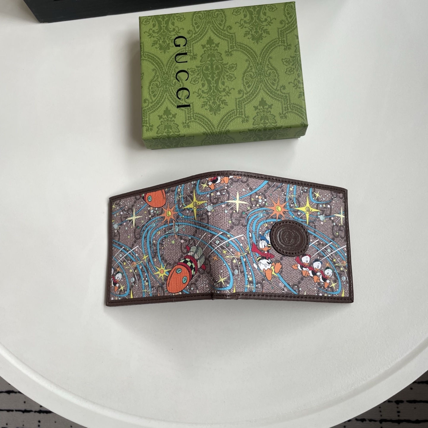 Gucci 高仿 古馳男士錢包 棕色卡通星空印花 GG 圓標對折短夾| 13 Gucci 高仿 古馳男士錢包 棕色卡通星空印花 GG 圓標對折短夾