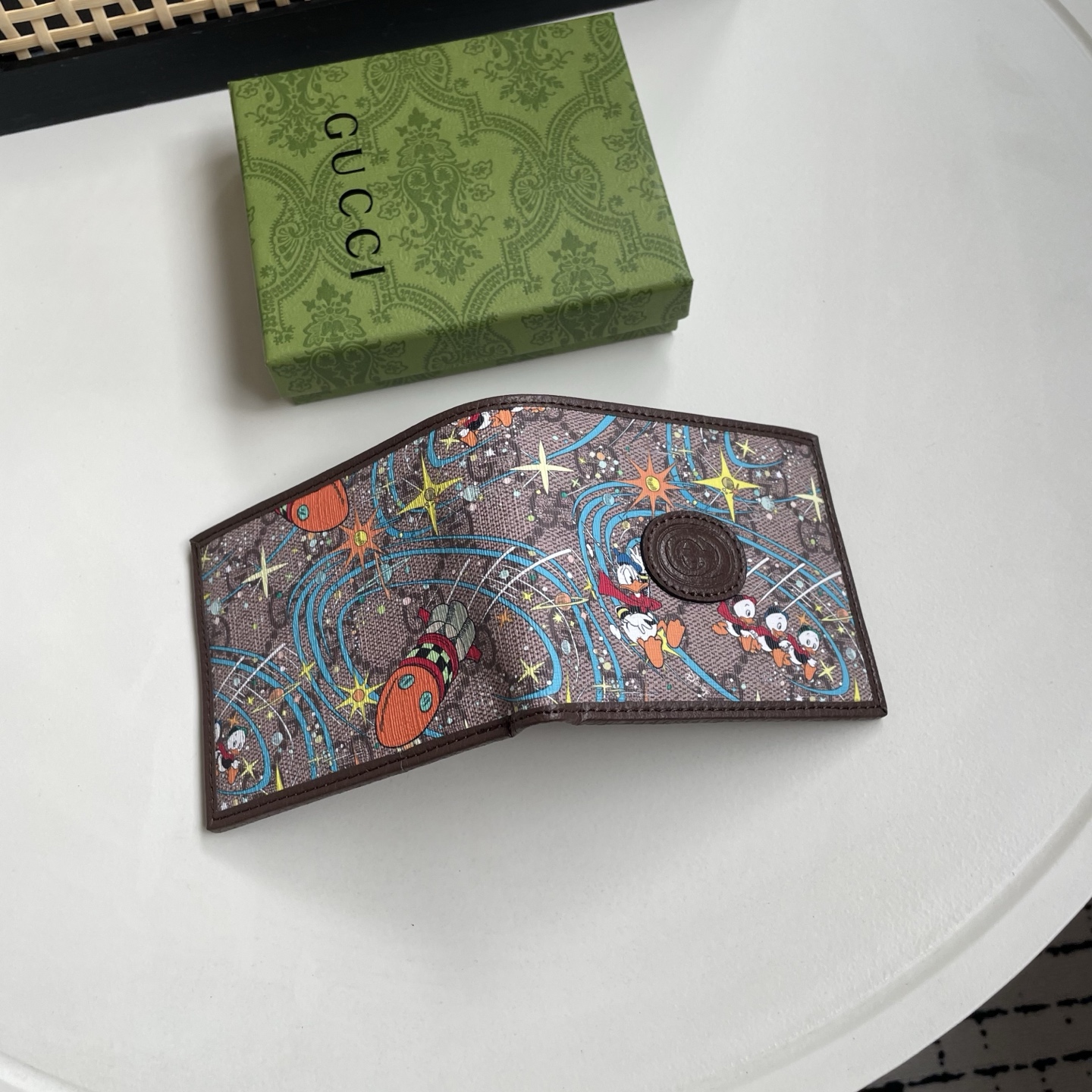 Gucci 高仿 古馳男士錢包 棕色卡通星空印花 GG 圓標對折短夾| 11 Gucci 高仿 古馳男士錢包 棕色卡通星空印花 GG 圓標對折短夾
