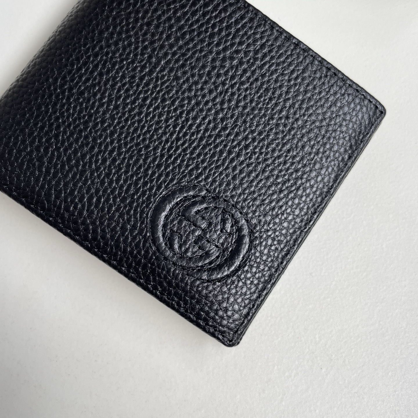 Gucci 原單 古馳男士短夾 黑色粒面皮革圓形雙G壓紋對折錢包| 10 Gucci 原單 古馳男士短夾 黑色粒面皮革圓形雙G壓紋對折錢包