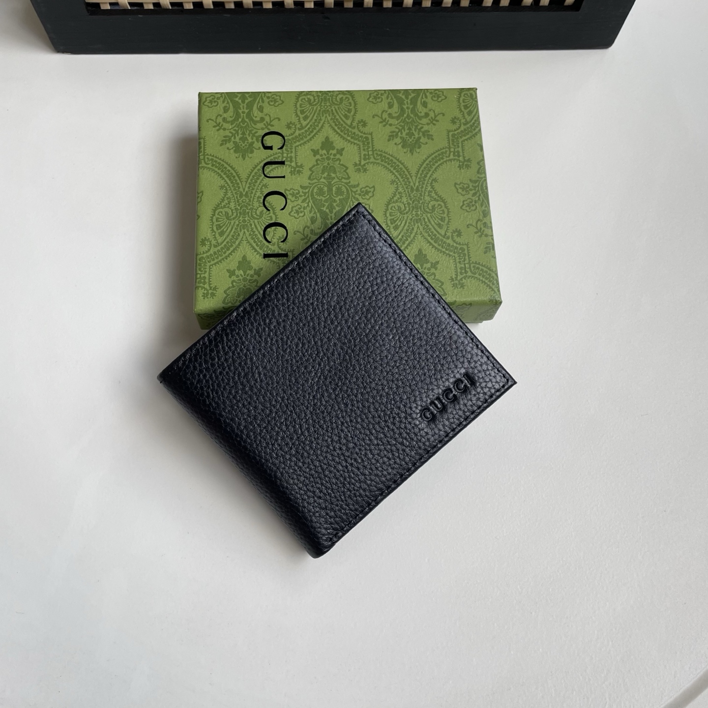 Gucci A貨 古馳男士短夾 黑色粒面皮革同色 GUCCI 字母對折錢包