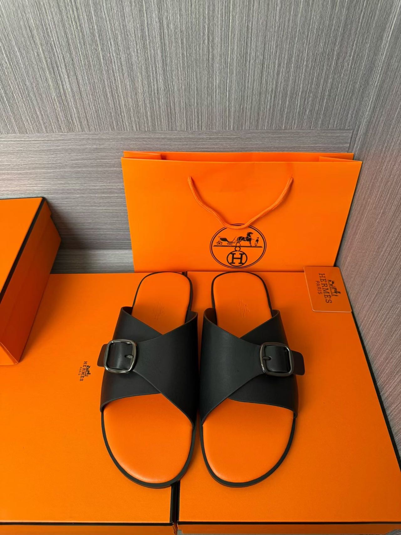 Hermès A貨 男女款扣帶交叉皮革涼拖 消光黑橘撞色