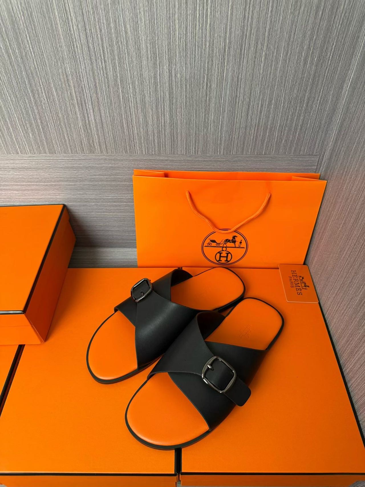 Hermès A貨 男女款扣帶交叉皮革涼拖 消光黑橘撞色