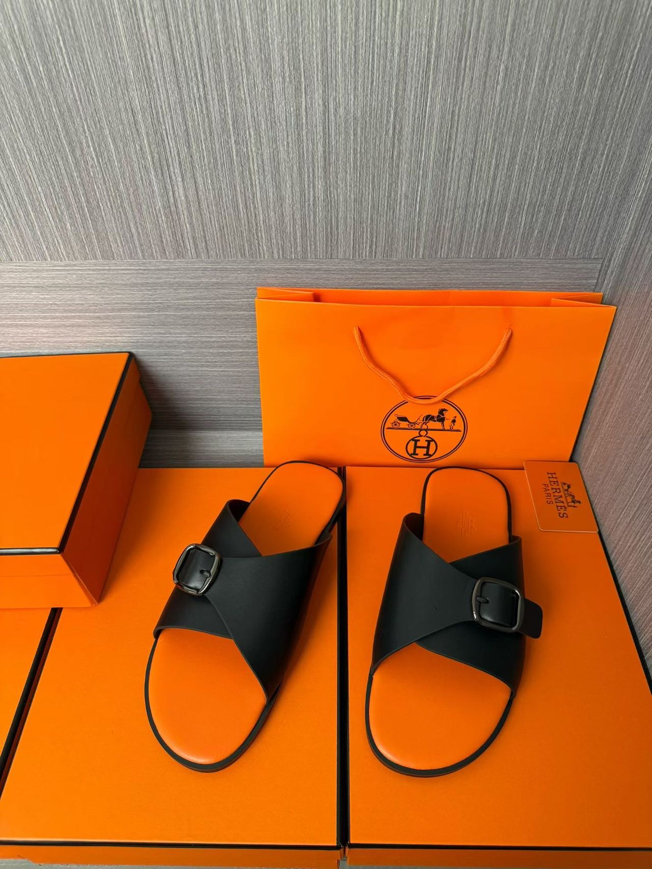 Hermès A貨 男女款扣帶交叉皮革涼拖 消光黑橘撞色