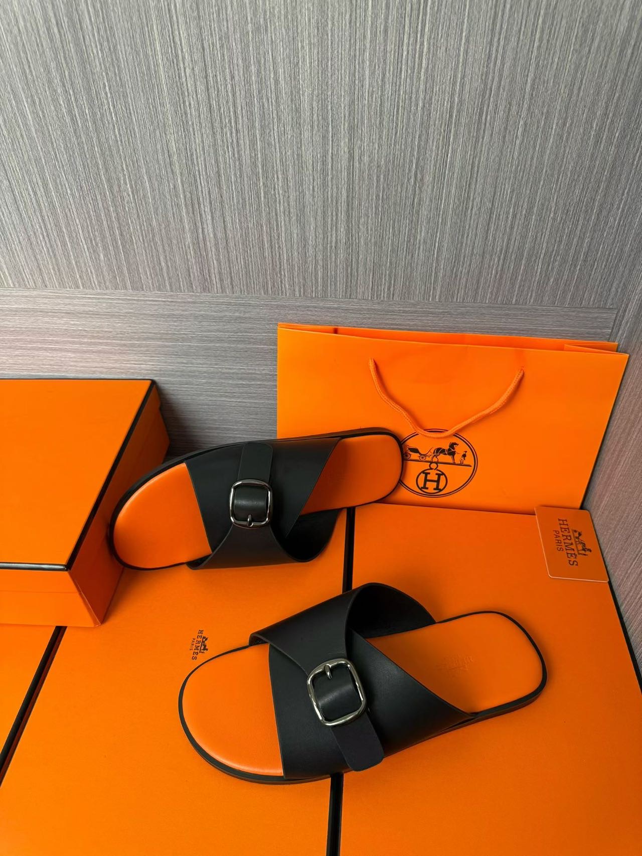 Hermès A貨 男女款扣帶交叉皮革涼拖 消光黑橘撞色