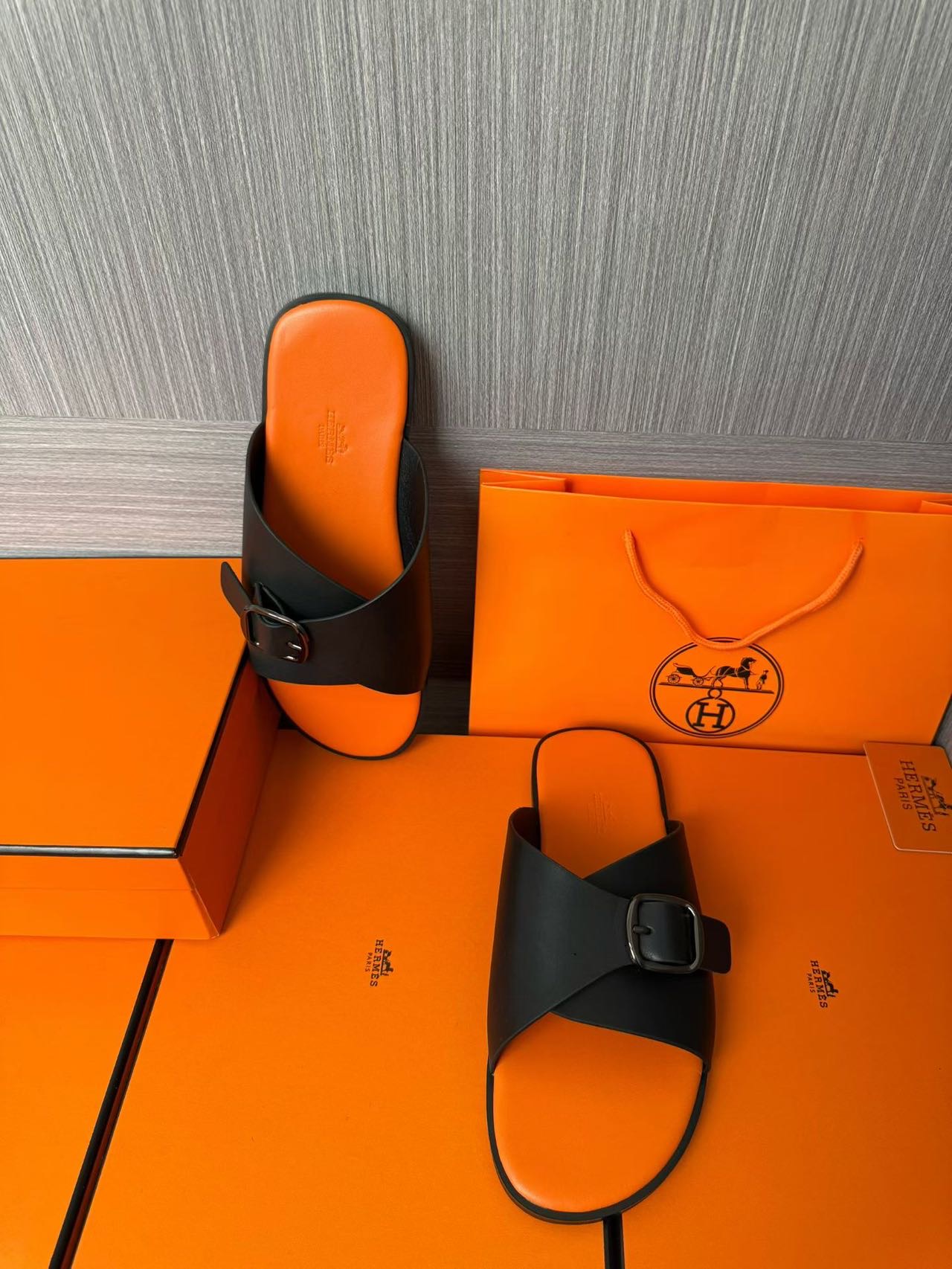 Hermès A貨 男女款扣帶交叉皮革涼拖 消光黑橘撞色