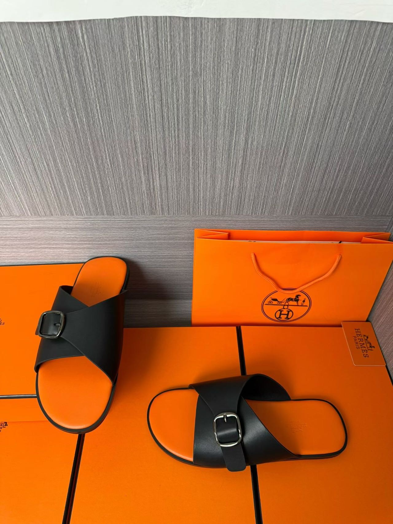 Hermès A貨 男女款扣帶交叉皮革涼拖 消光黑橘撞色