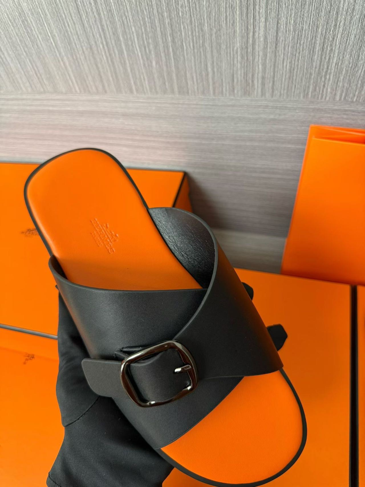 Hermès A貨 男女款扣帶交叉皮革涼拖 消光黑橘撞色