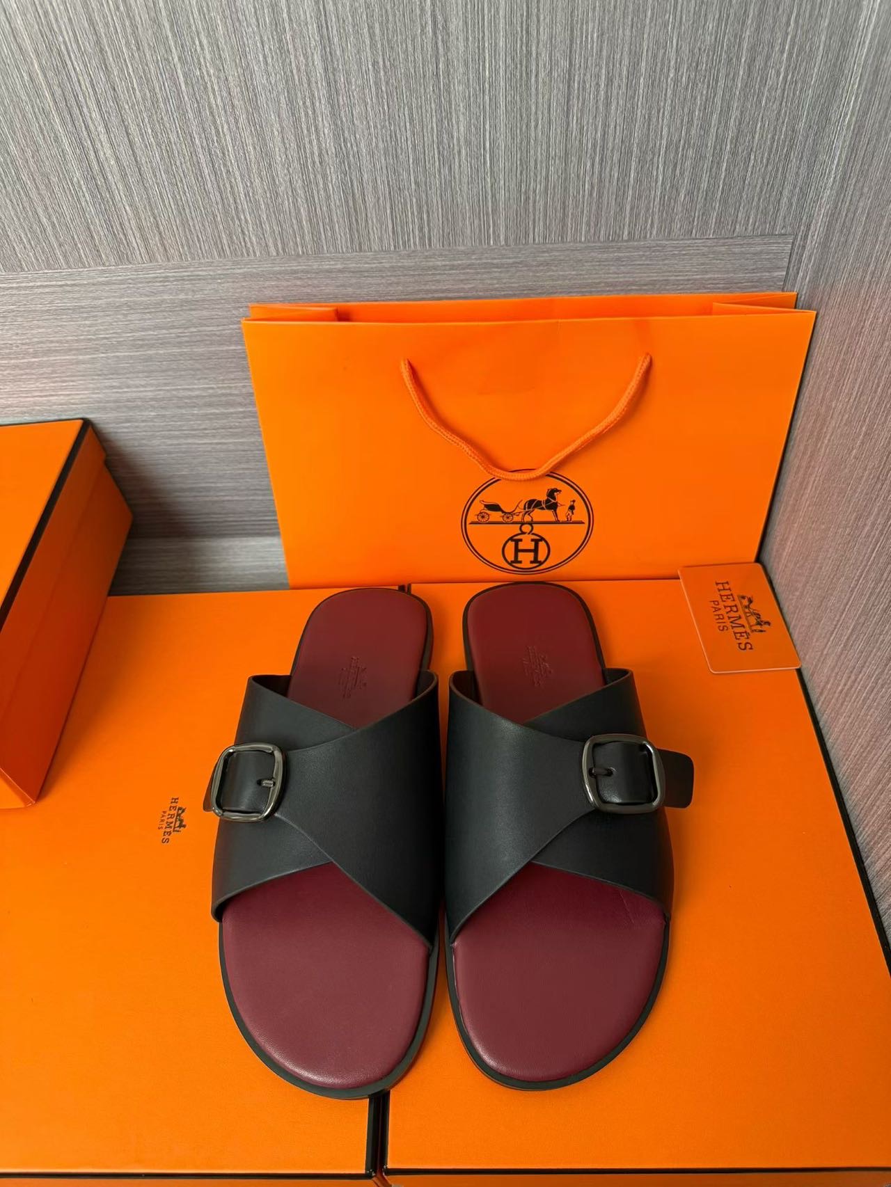 Hermès 高仿 男女款扣帶交叉皮革涼拖 酒紅撞色