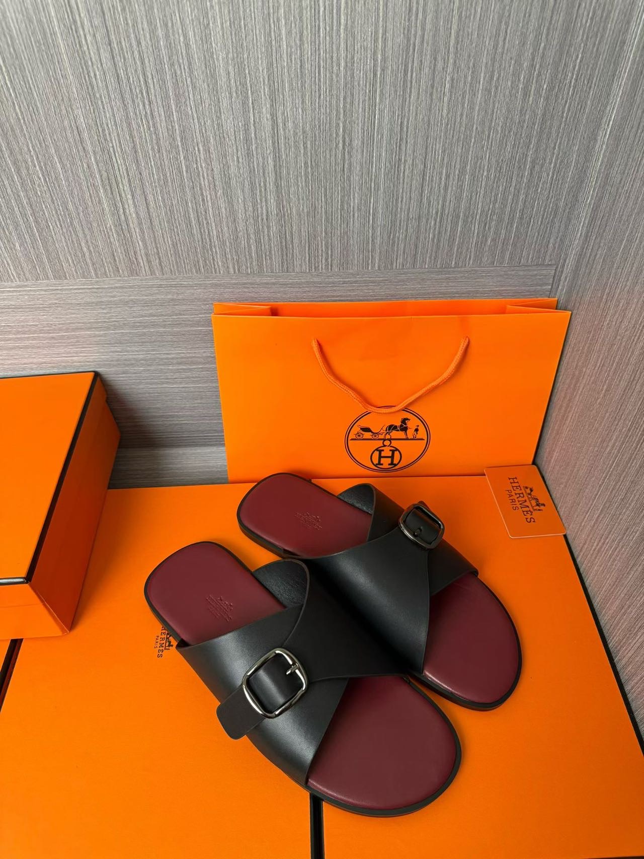 Hermès 高仿 男女款扣帶交叉皮革涼拖 酒紅撞色| 13 Hermès 高仿 男女款扣帶交叉皮革涼拖 酒紅撞色