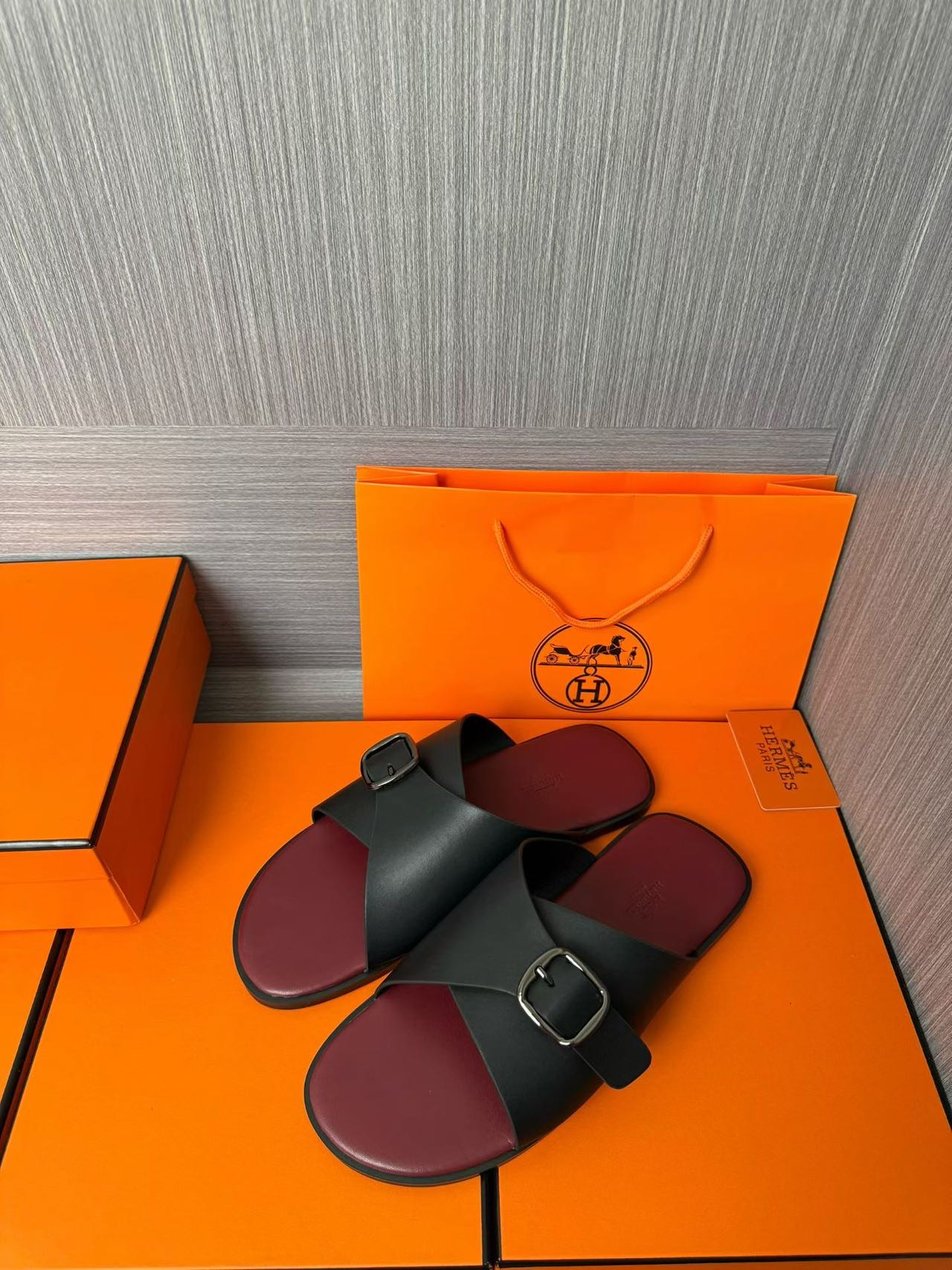 Hermès 高仿 男女款扣帶交叉皮革涼拖 酒紅撞色| 12 Hermès 高仿 男女款扣帶交叉皮革涼拖 酒紅撞色