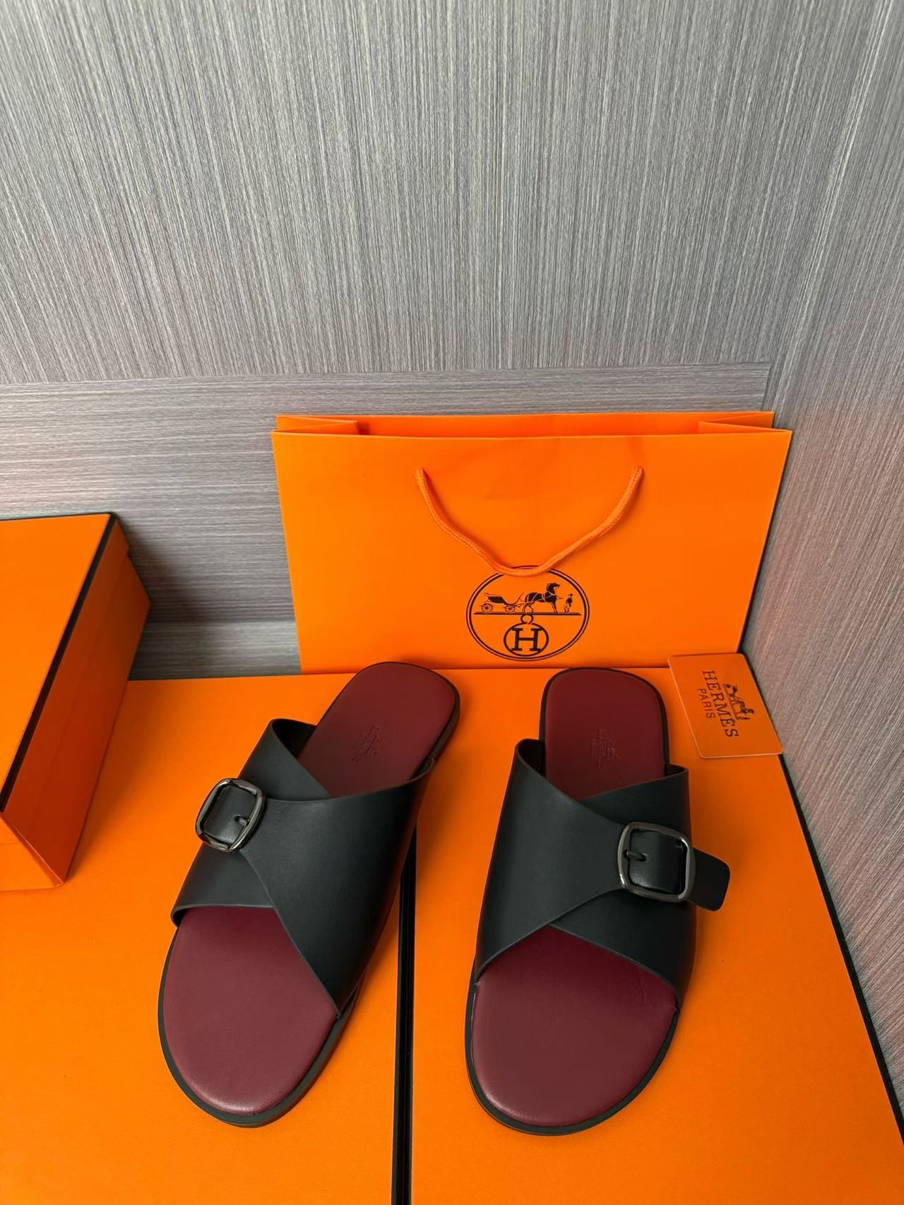 Hermès 高仿 男女款扣帶交叉皮革涼拖 酒紅撞色| 11 Hermès 高仿 男女款扣帶交叉皮革涼拖 酒紅撞色