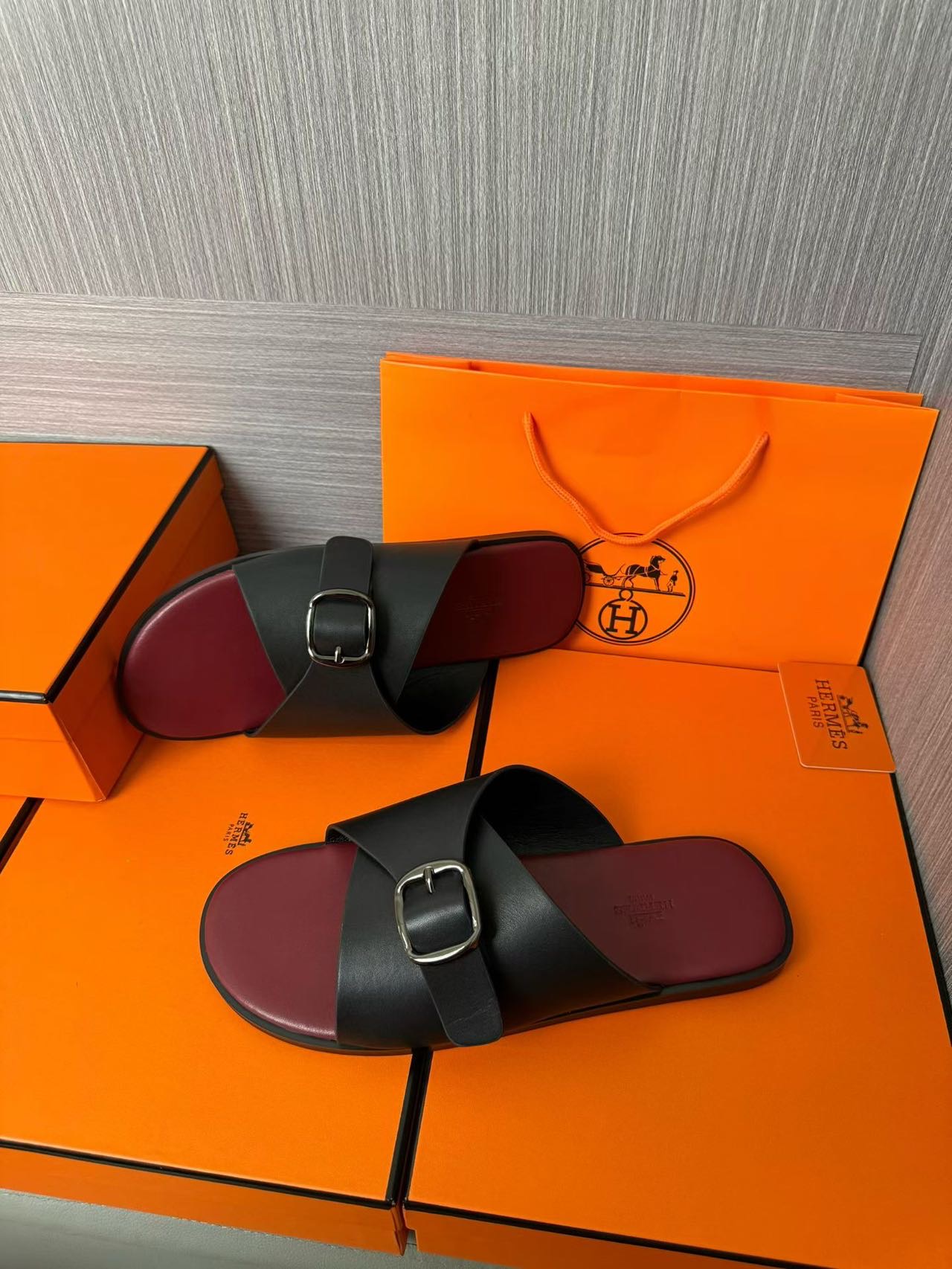 Hermès 高仿 男女款扣帶交叉皮革涼拖 酒紅撞色| 10 Hermès 高仿 男女款扣帶交叉皮革涼拖 酒紅撞色