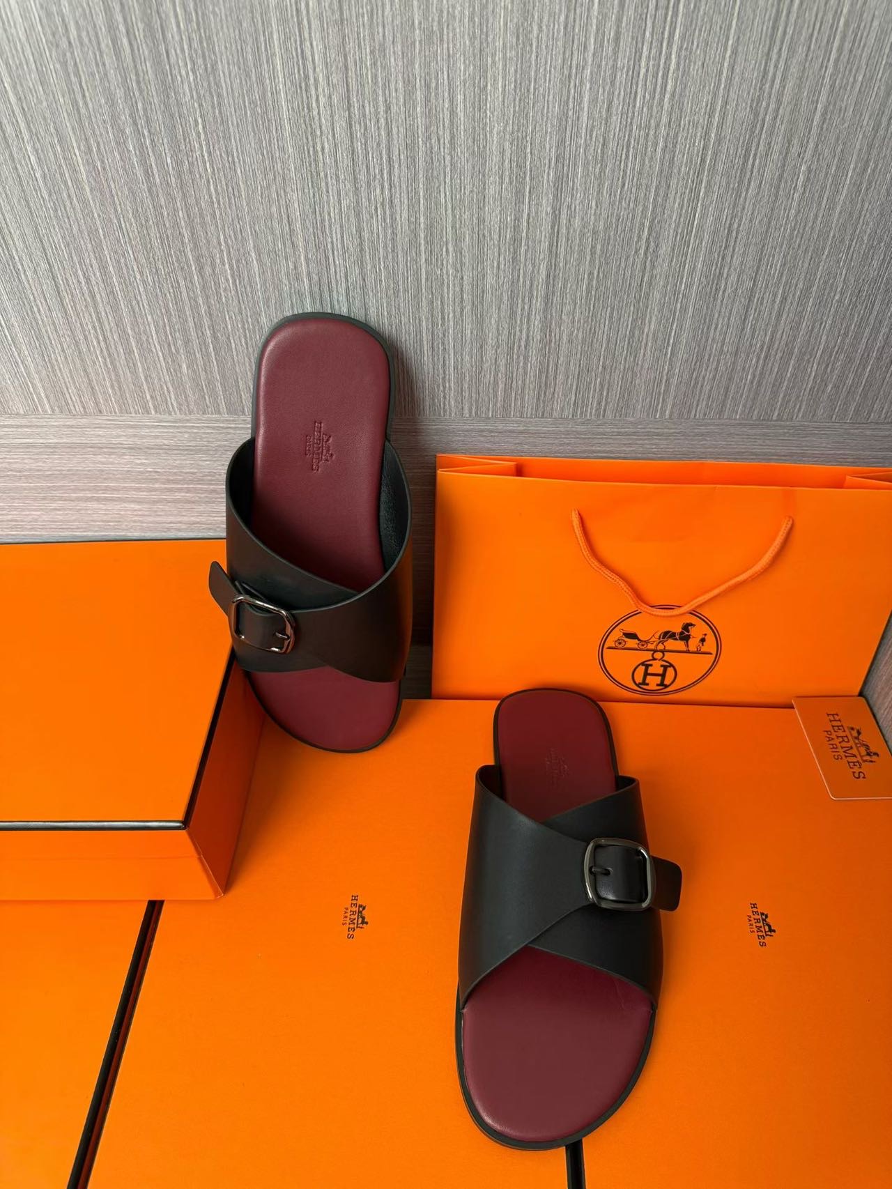 Hermès 高仿 男女款扣帶交叉皮革涼拖 酒紅撞色| 9 Hermès 高仿 男女款扣帶交叉皮革涼拖 酒紅撞色