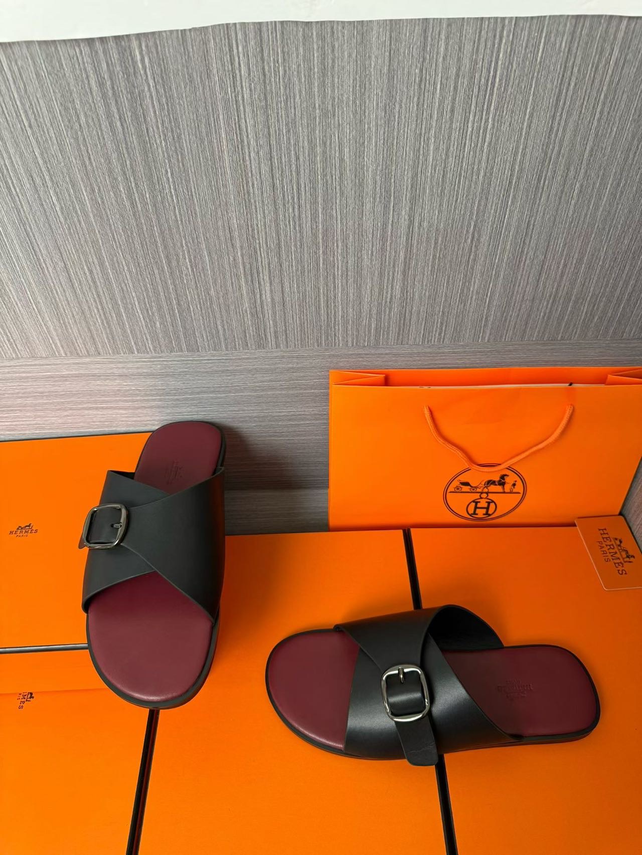 Hermès 高仿 男女款扣帶交叉皮革涼拖 酒紅撞色| 8 Hermès 高仿 男女款扣帶交叉皮革涼拖 酒紅撞色