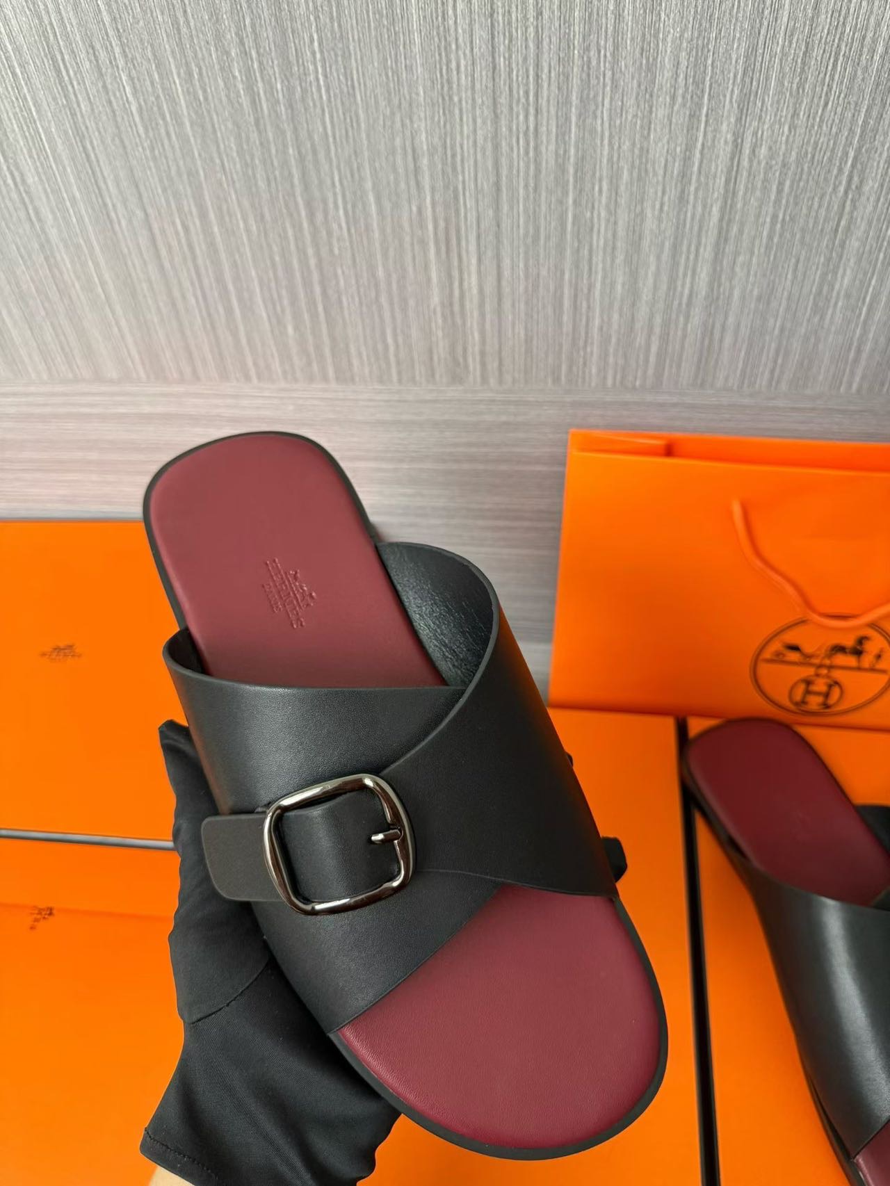 Hermès 高仿 男女款扣帶交叉皮革涼拖 酒紅撞色| 7 Hermès 高仿 男女款扣帶交叉皮革涼拖 酒紅撞色