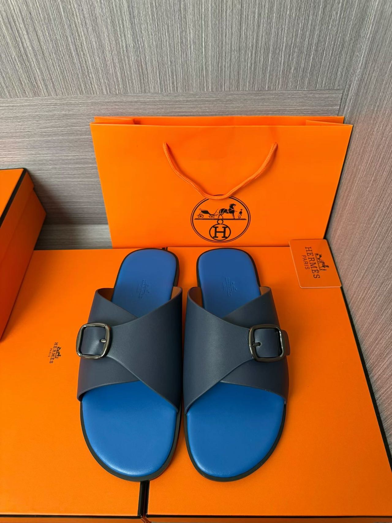 Hermès 一比一 男女款扣帶交叉皮革涼拖 亮藍撞色