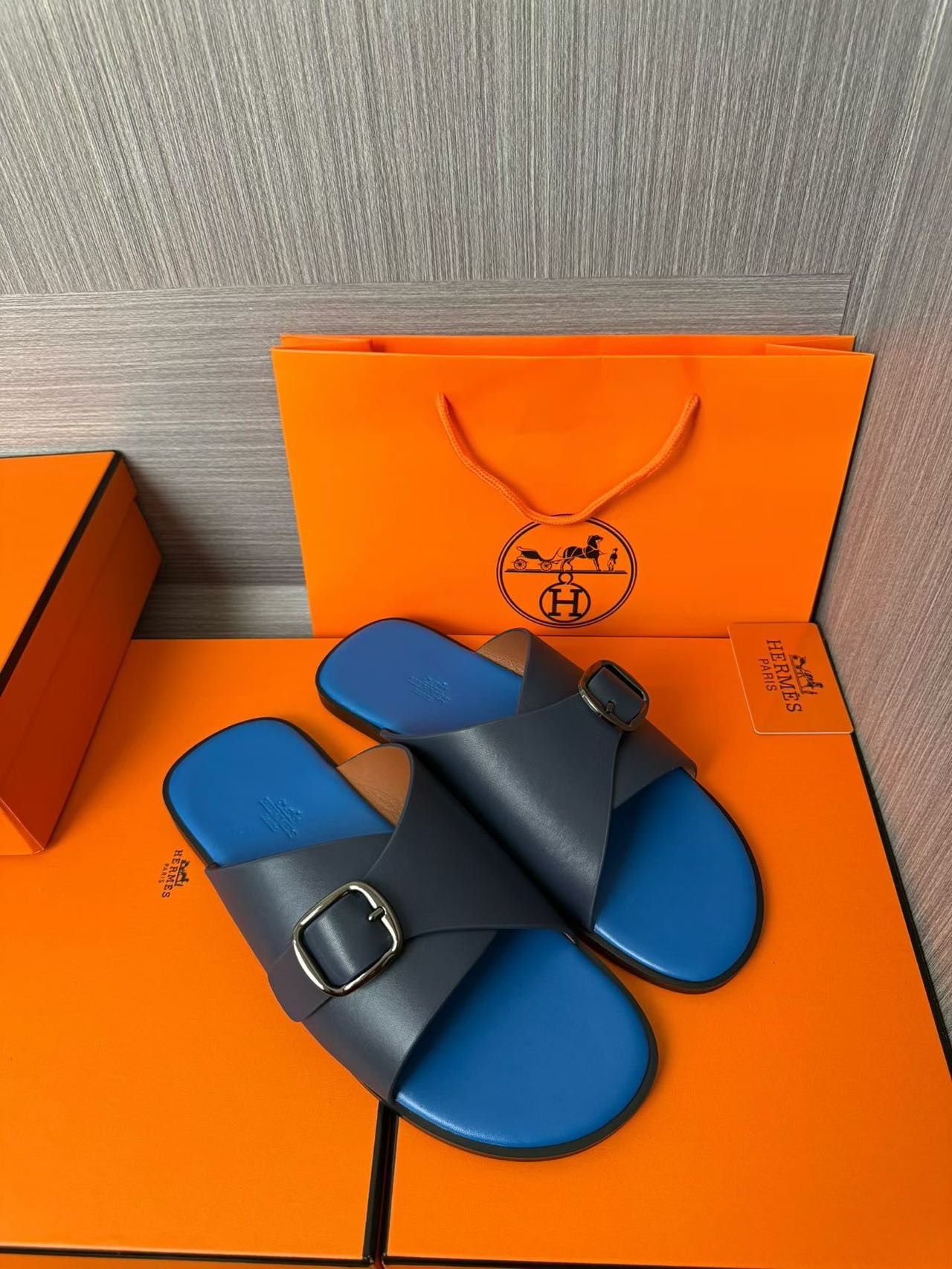 Hermès 一比一 男女款扣帶交叉皮革涼拖 亮藍撞色| 14 Hermès 一比一 男女款扣帶交叉皮革涼拖 亮藍撞色