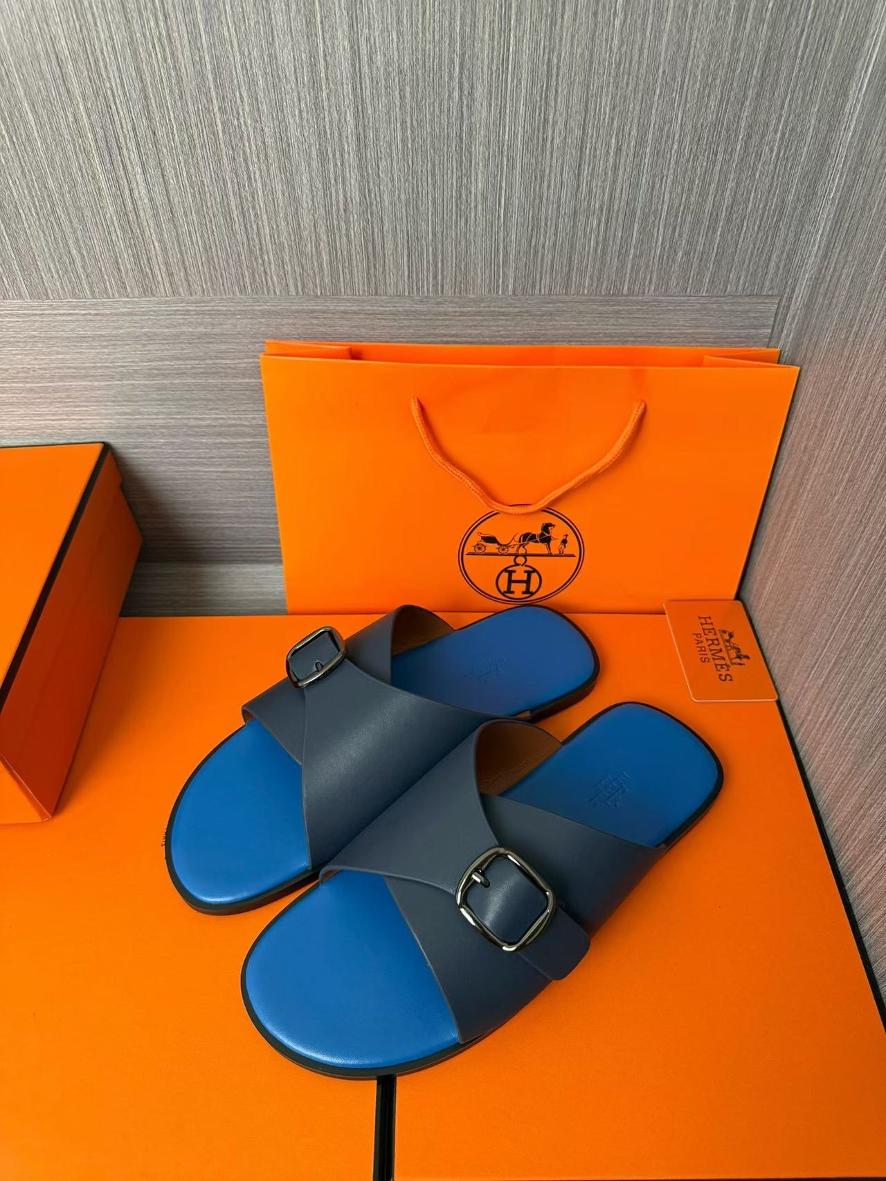 Hermès 一比一 男女款扣帶交叉皮革涼拖 亮藍撞色| 13 Hermès 一比一 男女款扣帶交叉皮革涼拖 亮藍撞色