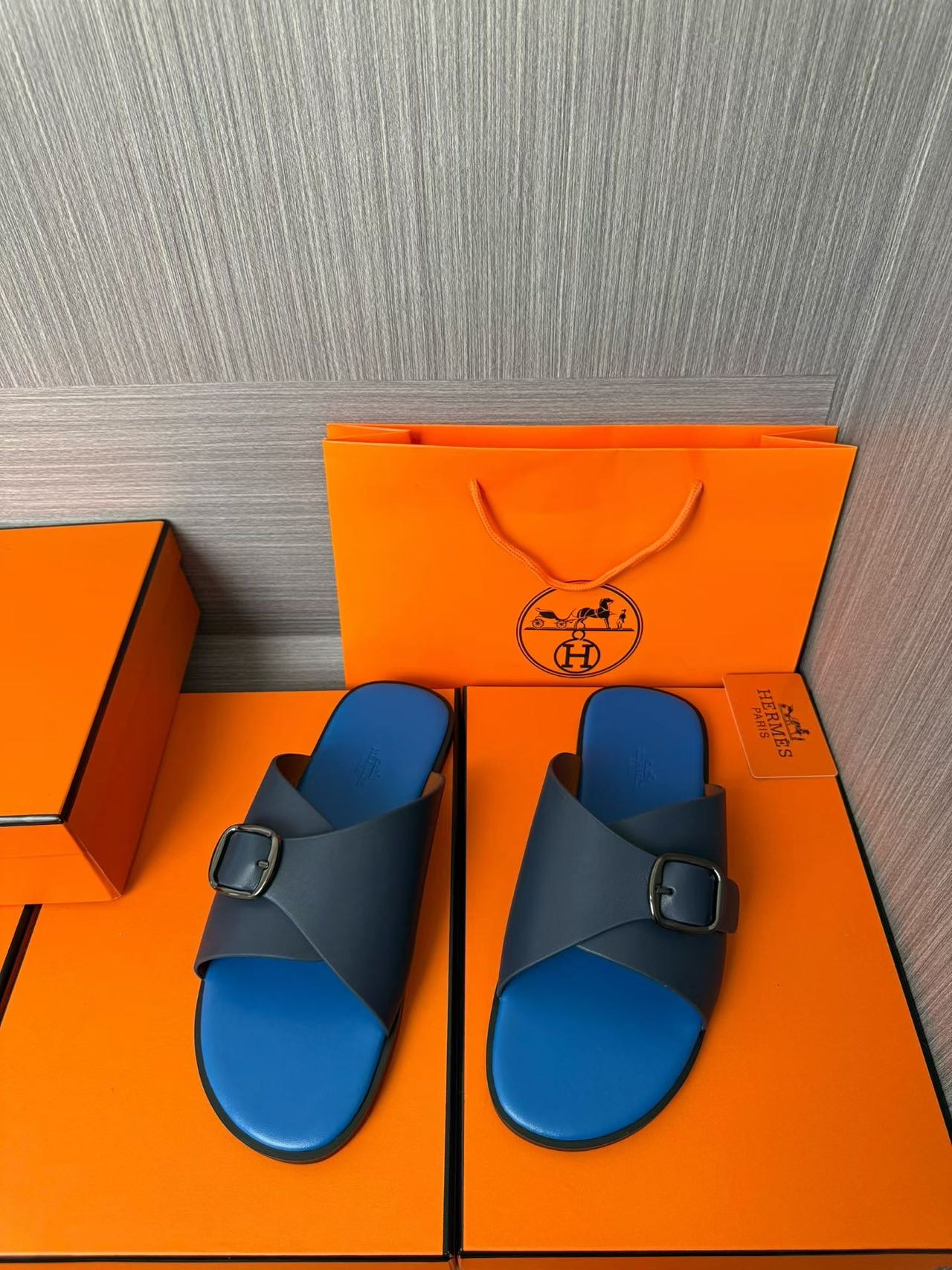 Hermès 一比一 男女款扣帶交叉皮革涼拖 亮藍撞色| 12 Hermès 一比一 男女款扣帶交叉皮革涼拖 亮藍撞色
