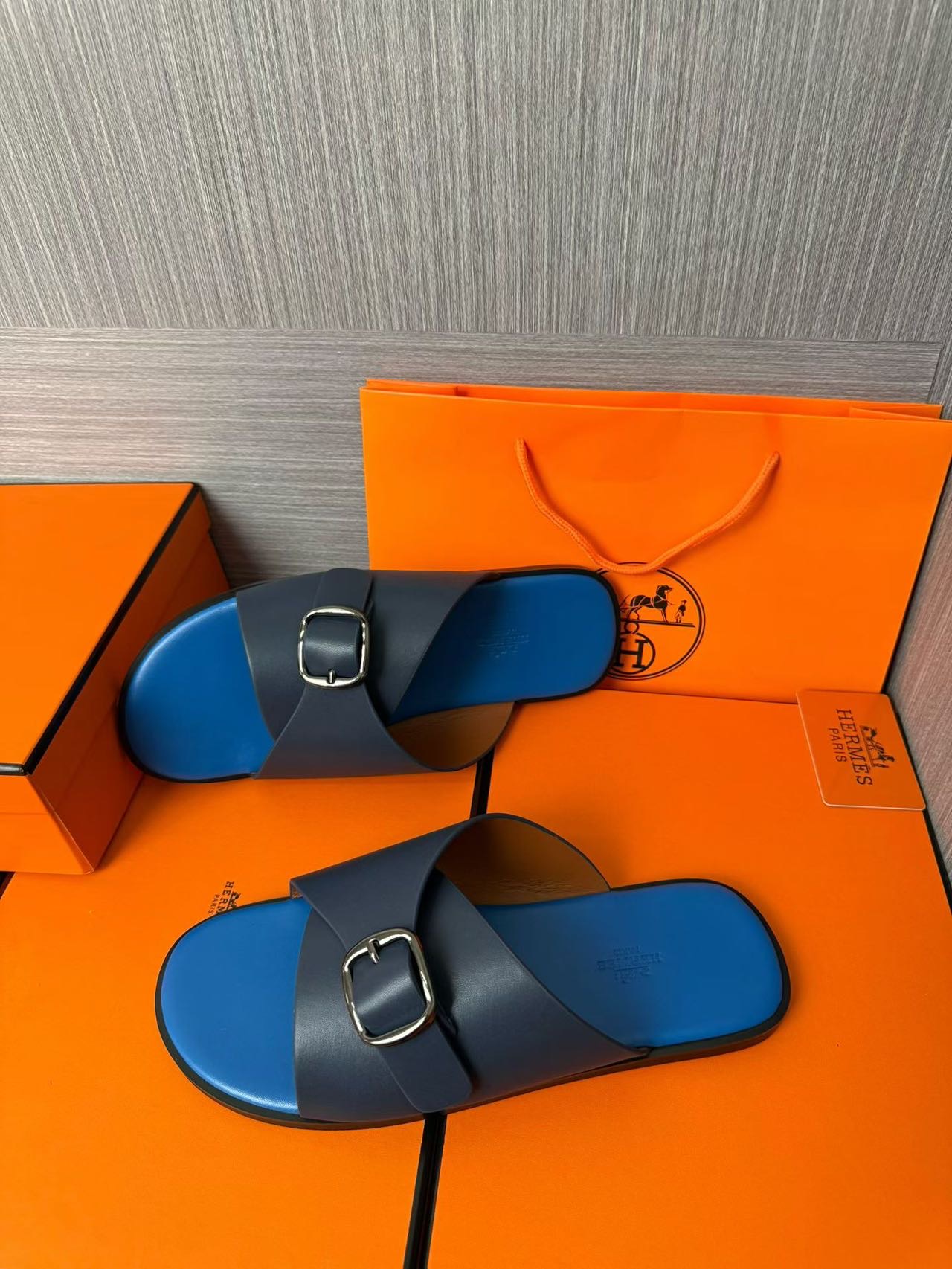 Hermès 一比一 男女款扣帶交叉皮革涼拖 亮藍撞色| 11 Hermès 一比一 男女款扣帶交叉皮革涼拖 亮藍撞色