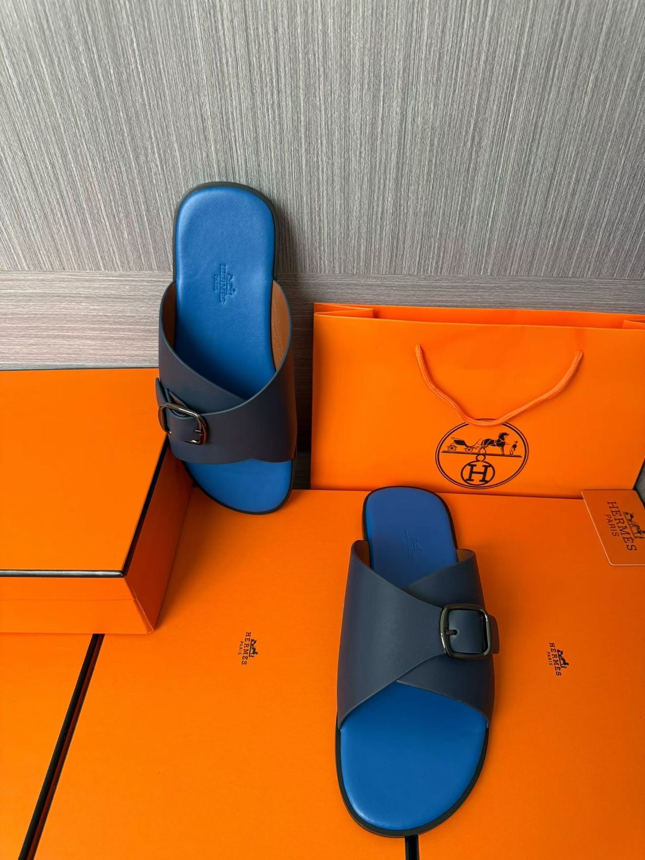 Hermès 一比一 男女款扣帶交叉皮革涼拖 亮藍撞色| 10 Hermès 一比一 男女款扣帶交叉皮革涼拖 亮藍撞色