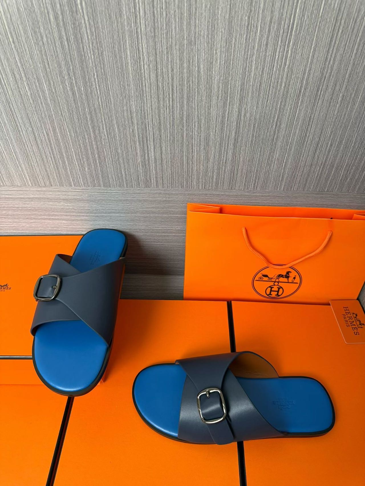 Hermès 一比一 男女款扣帶交叉皮革涼拖 亮藍撞色| 9 Hermès 一比一 男女款扣帶交叉皮革涼拖 亮藍撞色