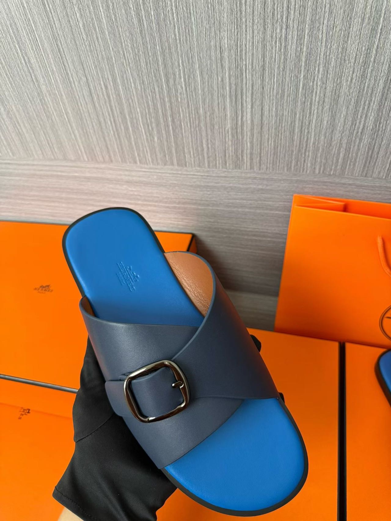 Hermès 一比一 男女款扣帶交叉皮革涼拖 亮藍撞色| 8 Hermès 一比一 男女款扣帶交叉皮革涼拖 亮藍撞色